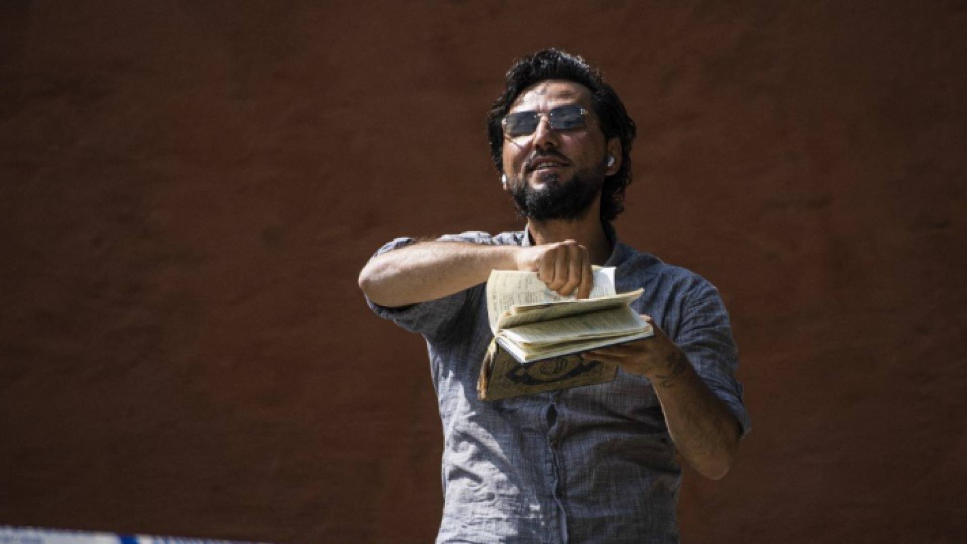 الشاب العراقي أثناء حمله القرآن الكريم