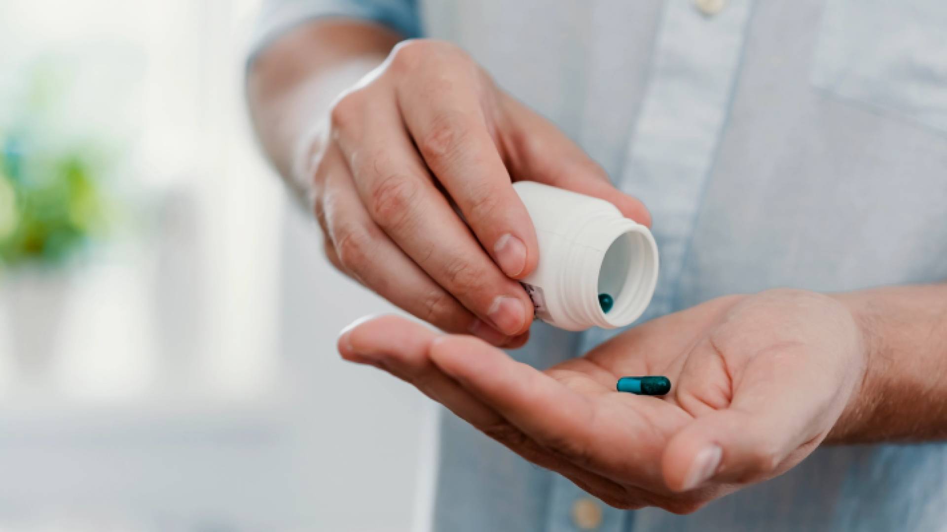 شخص يتناول كبسولة