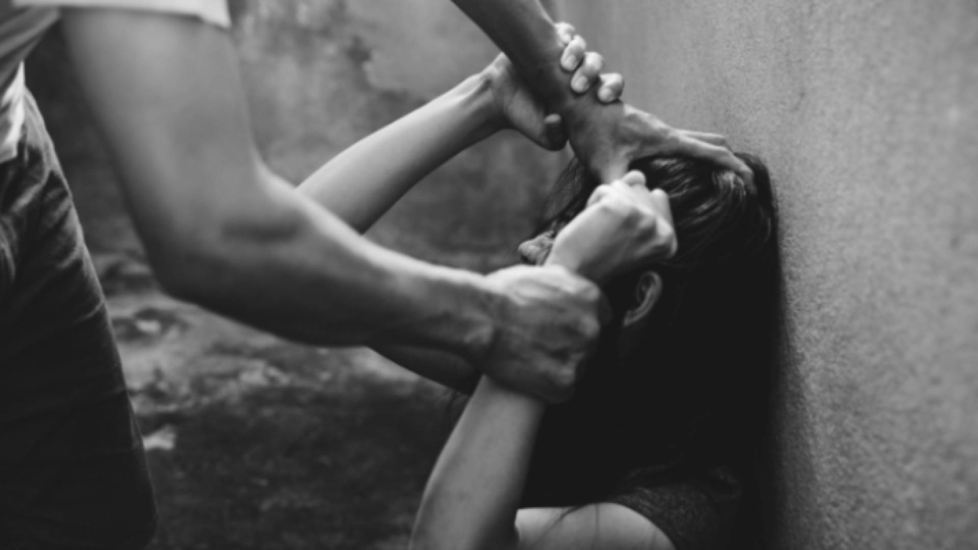 شخص يعتدي على سيدة