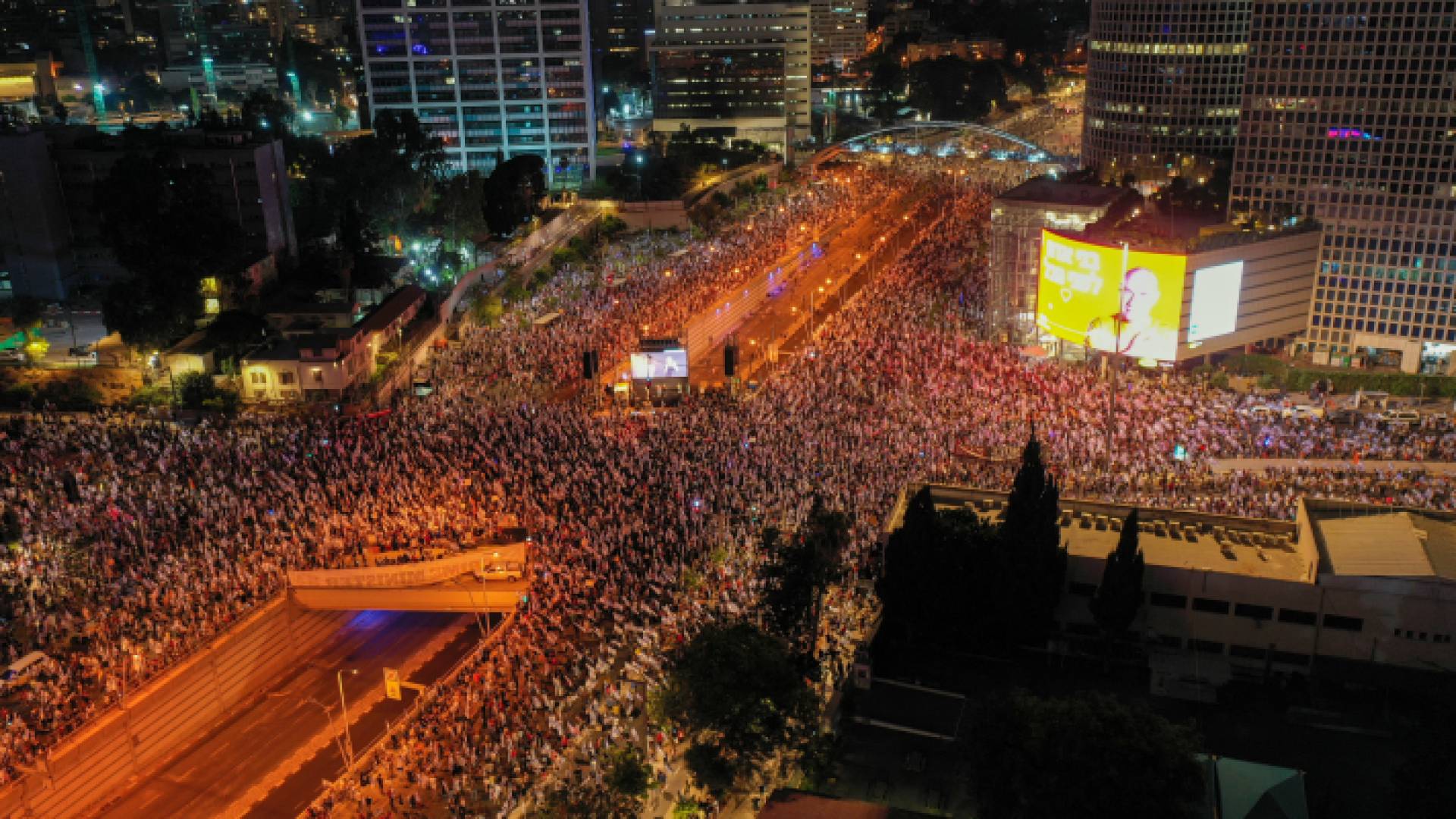 الصورة من تظاهر الآلاف في تل أبيب