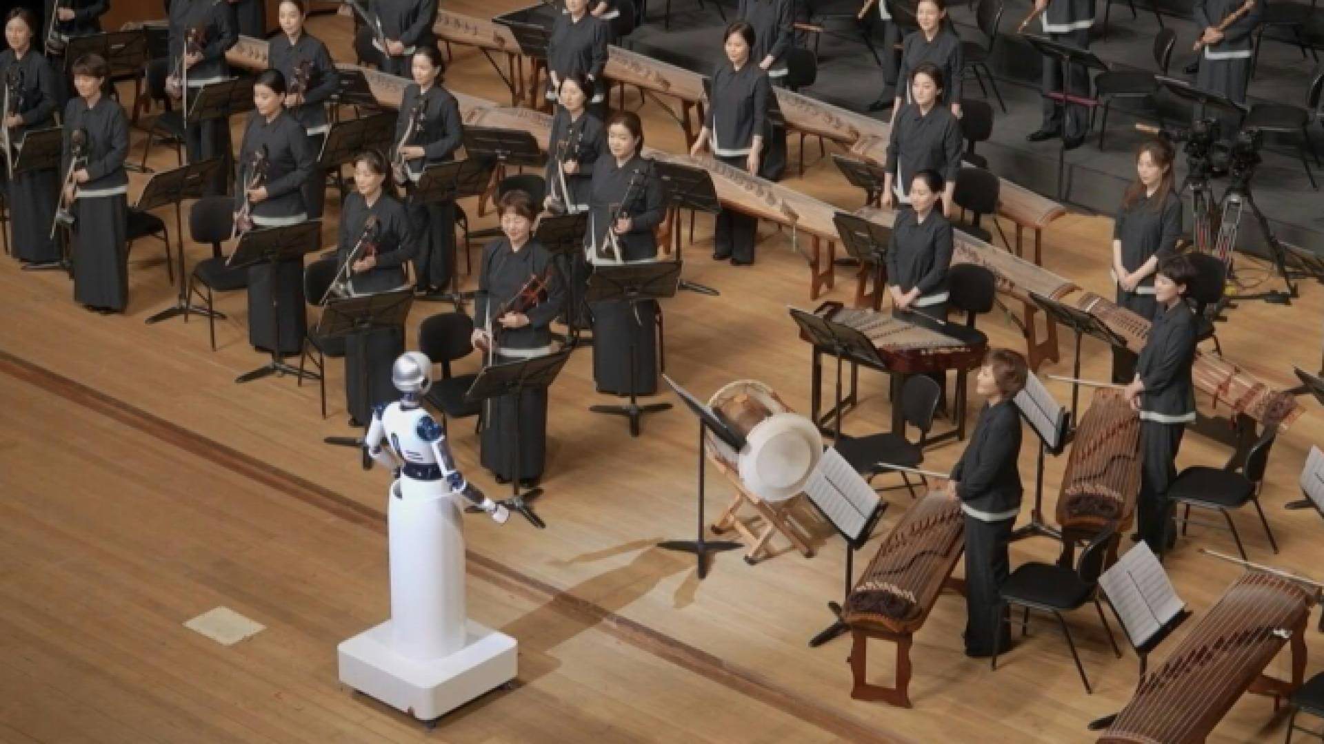 روبوت يقود اوركسترا في سيول