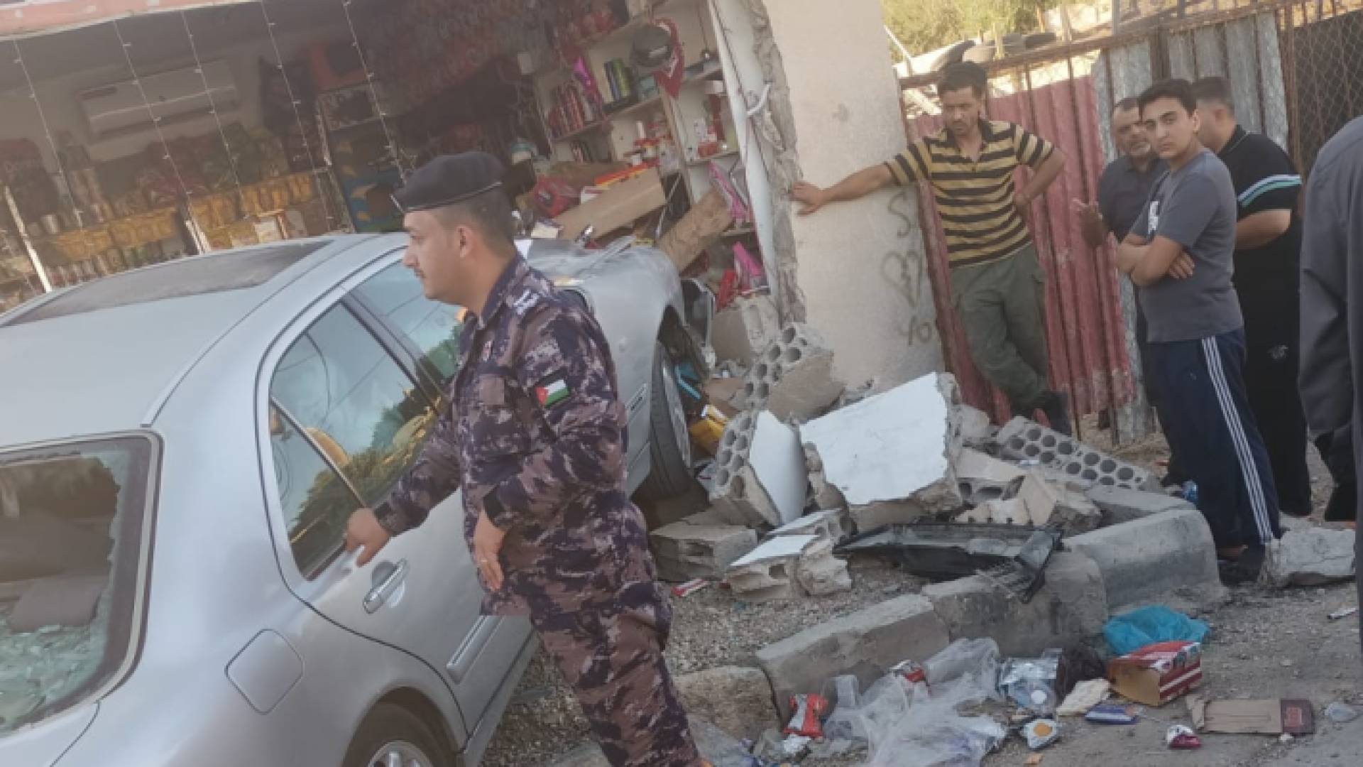 حادث اقتحام مركبة لبقالة في معان