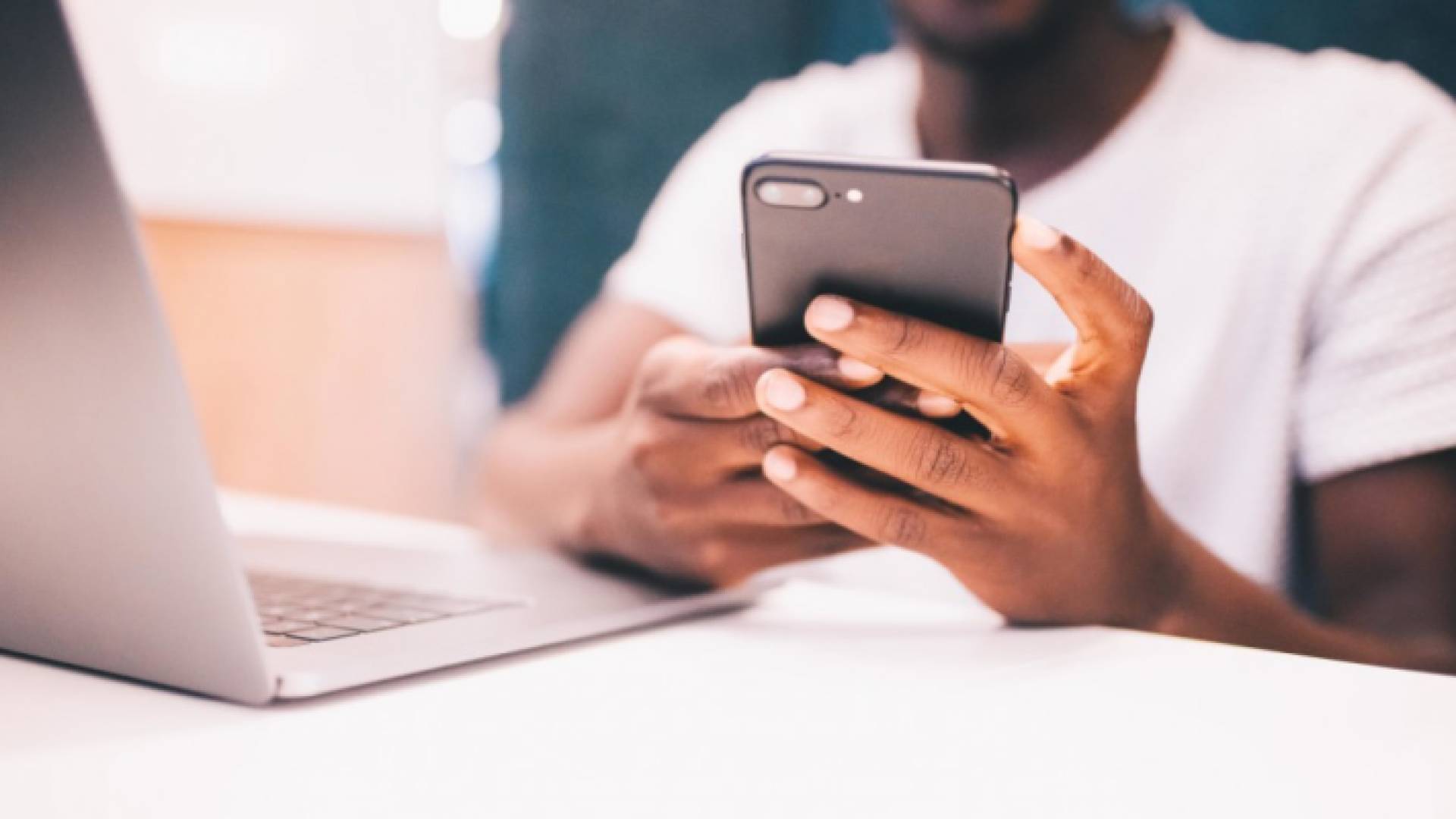 شخص يتصفح بهاتفه