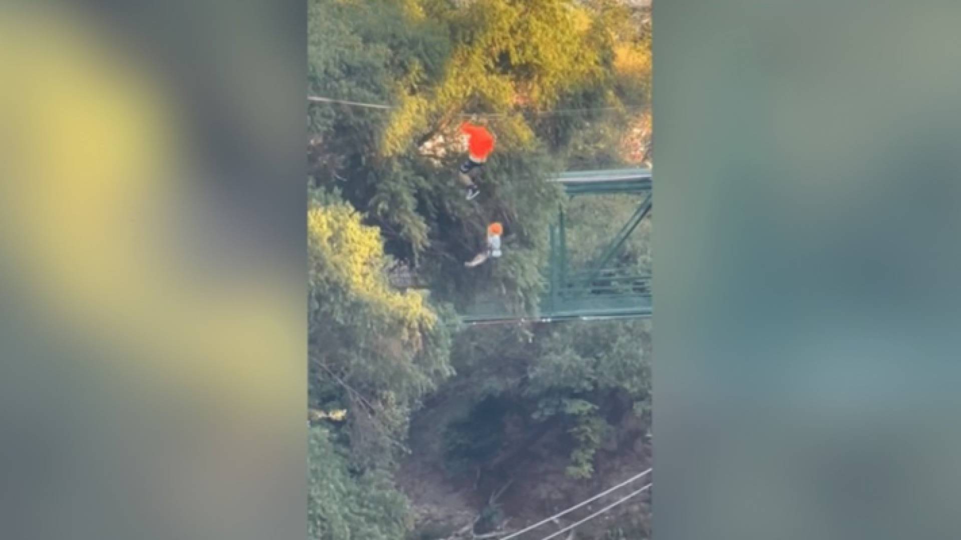 أثناء سقوط الطفل في بركة اصطناعية