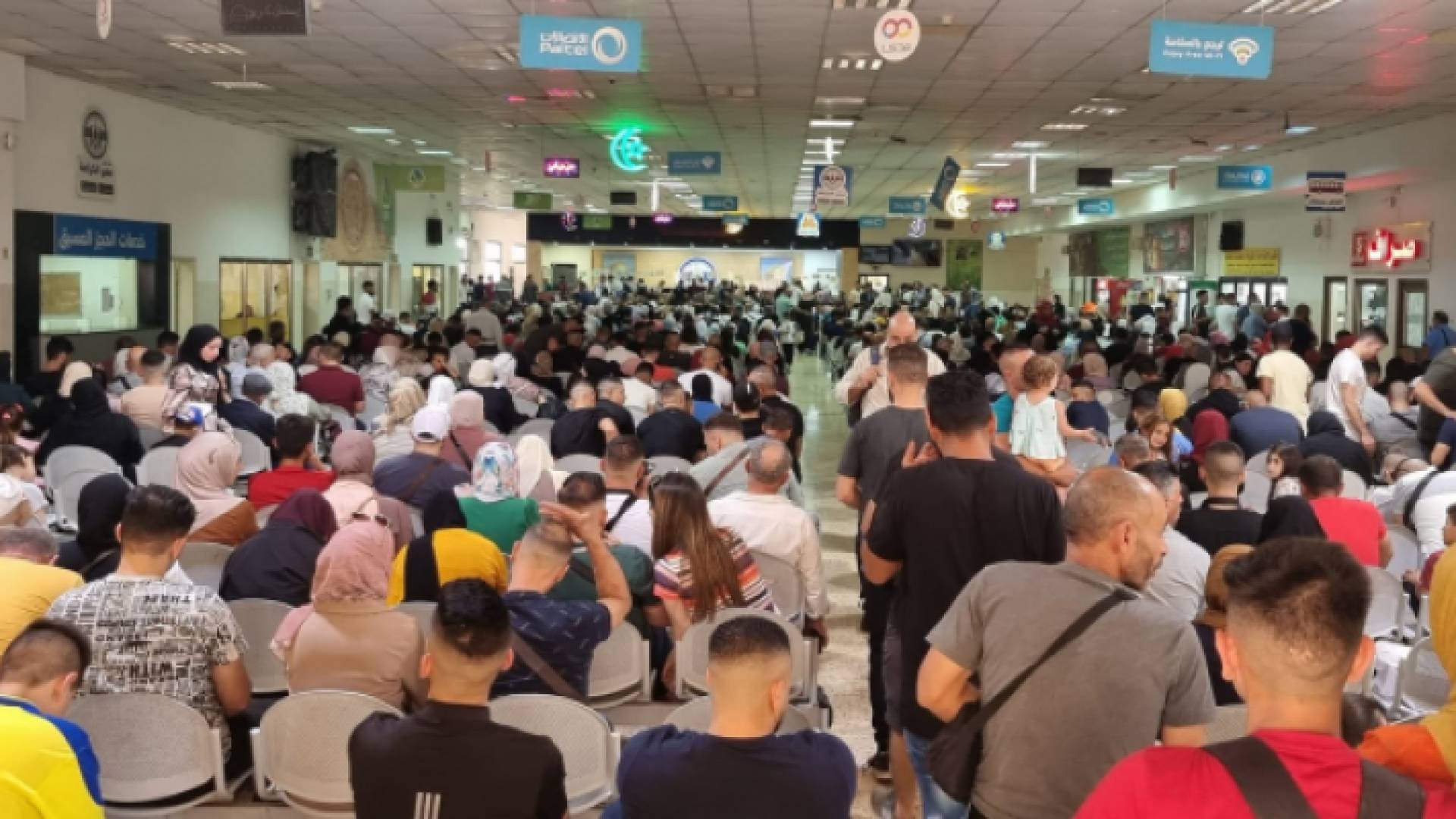 اكتظاظ في أعداد المسافرين عبر معبر الكرامة