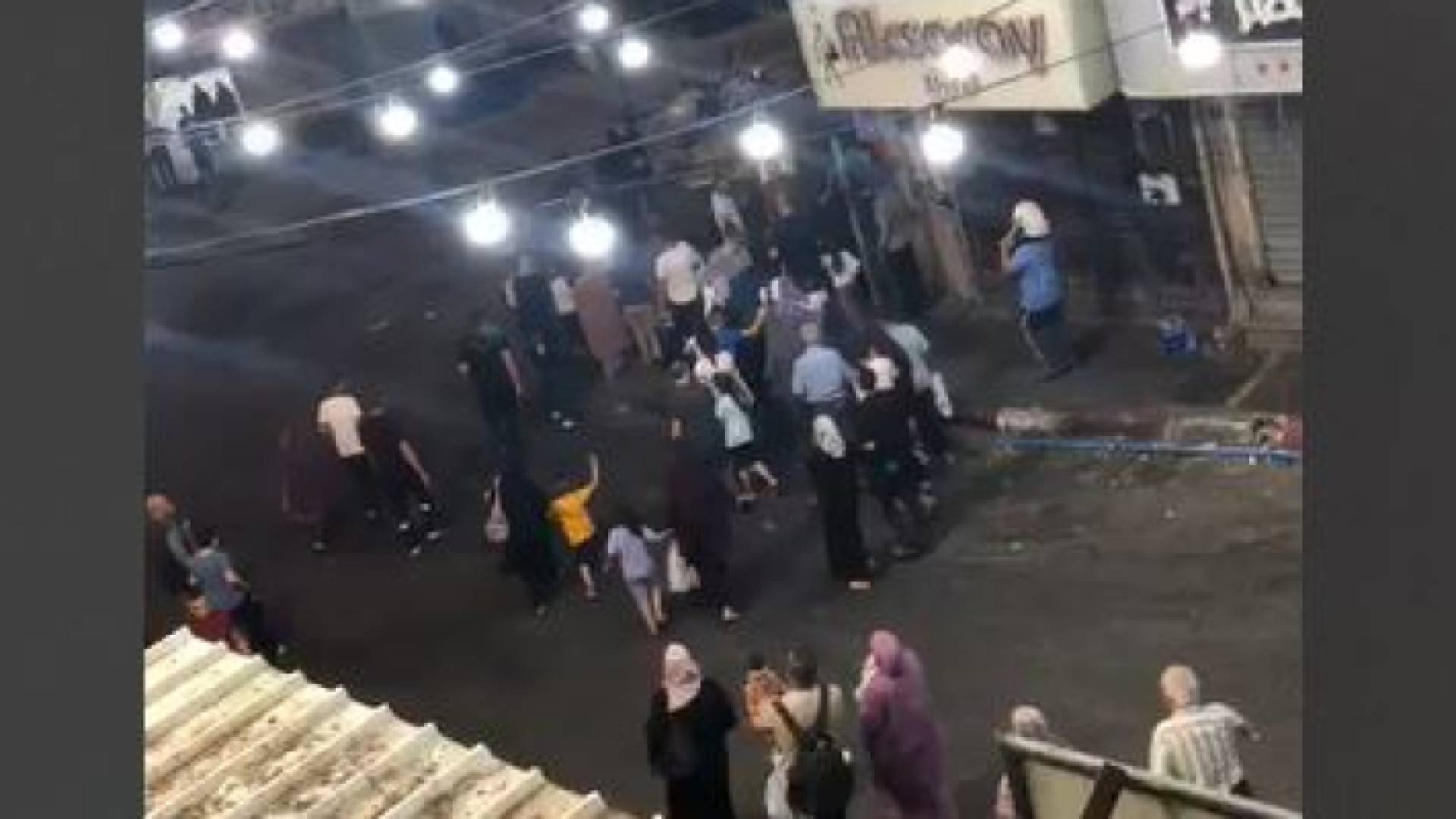 فلسطينيون يغادرون منازلهم