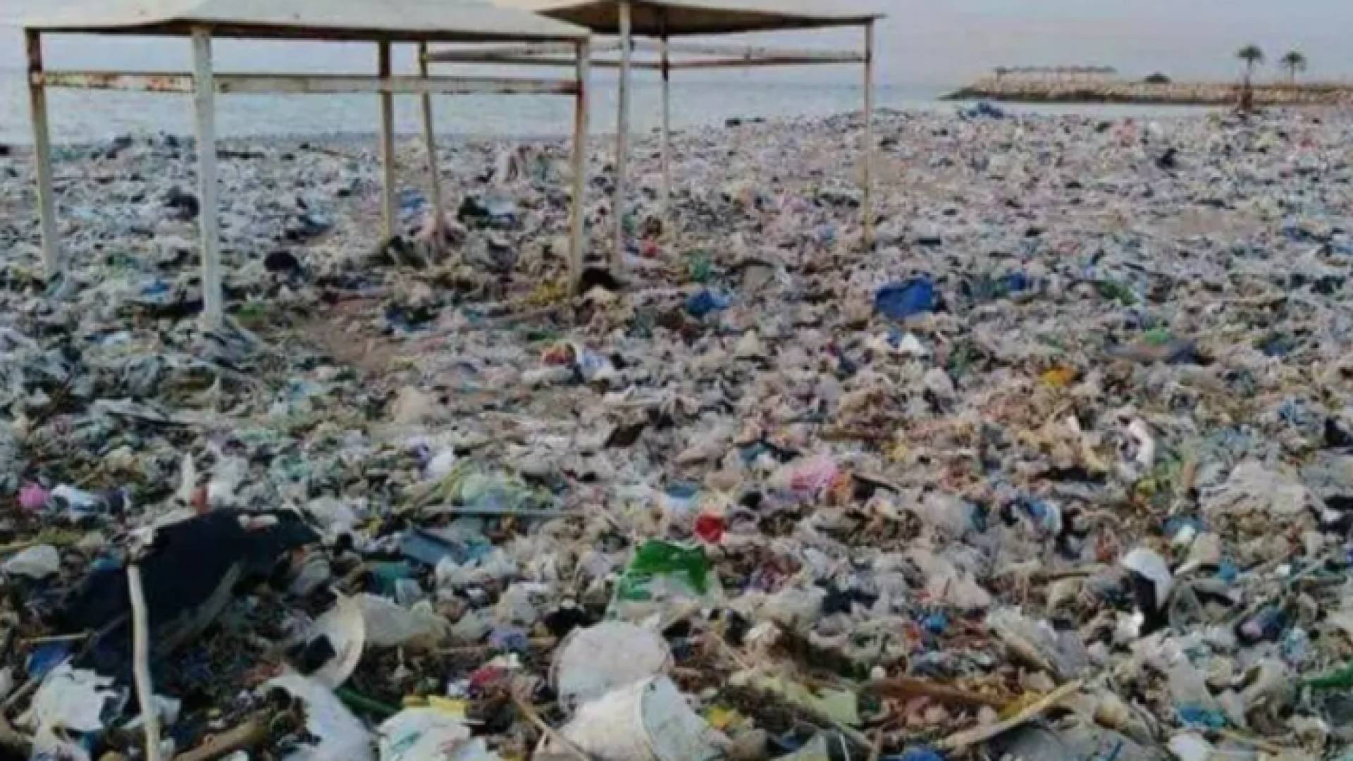 نفايات متراكمة في إحدى ضواحي بيروت