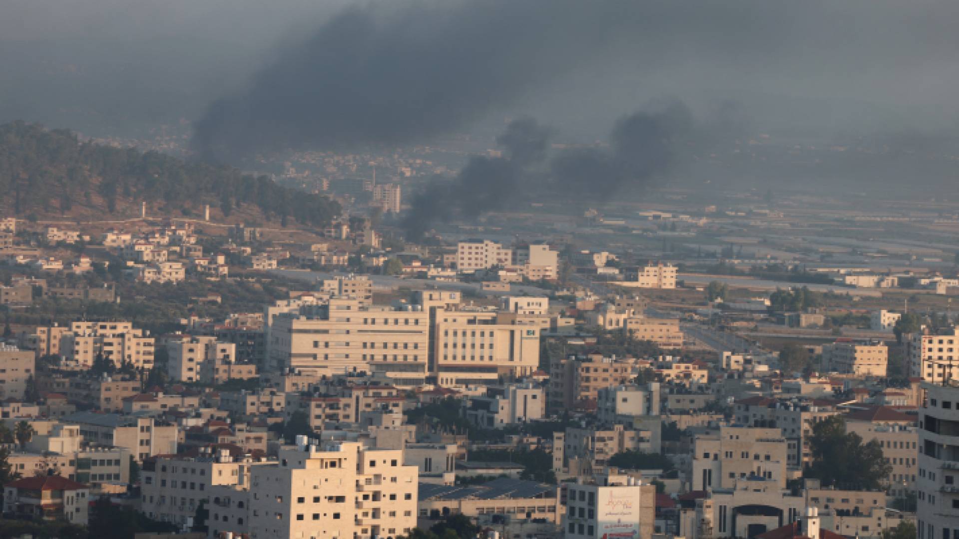 أعمدة دخان تتصاعد عقب استهداف الاحتلال مبان سكنية في مدينة جنين