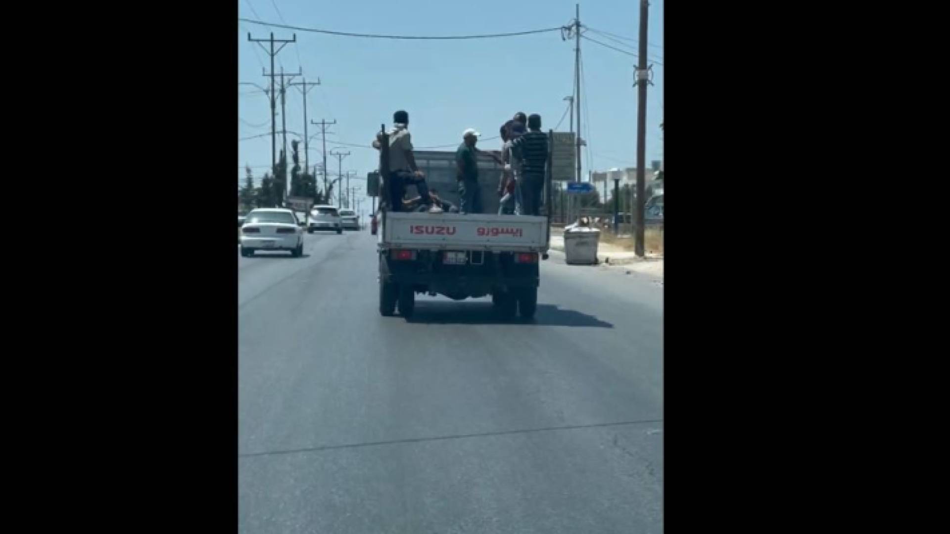 تحميل العمال في صندوق المركبة الخلفي