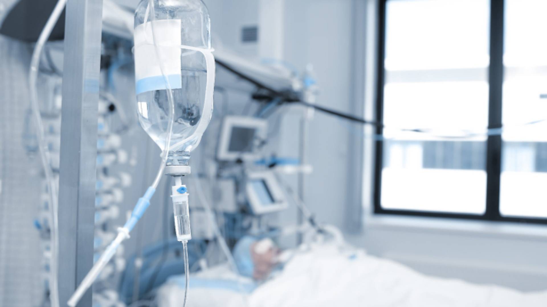 صورة تعبيرية لشخص على سرير الشفاء