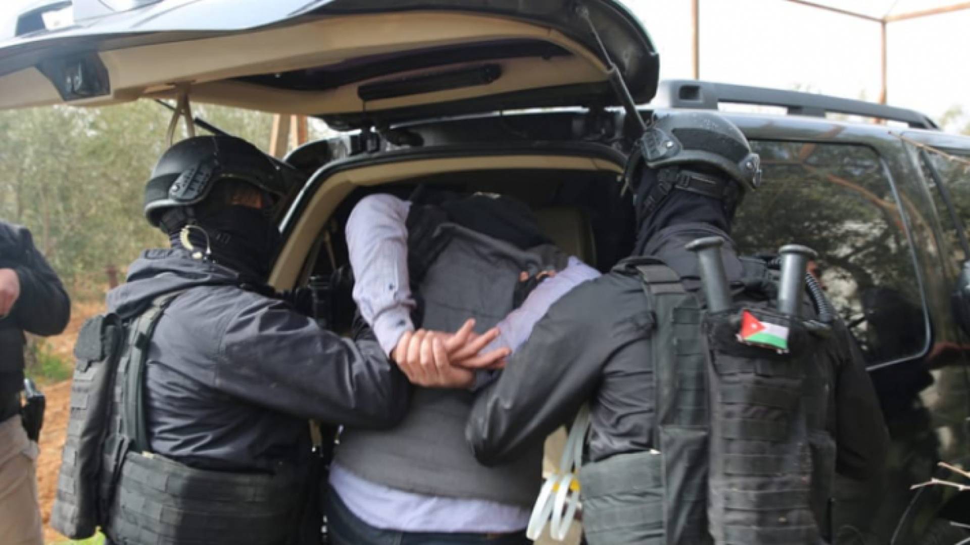 القبض على شخص