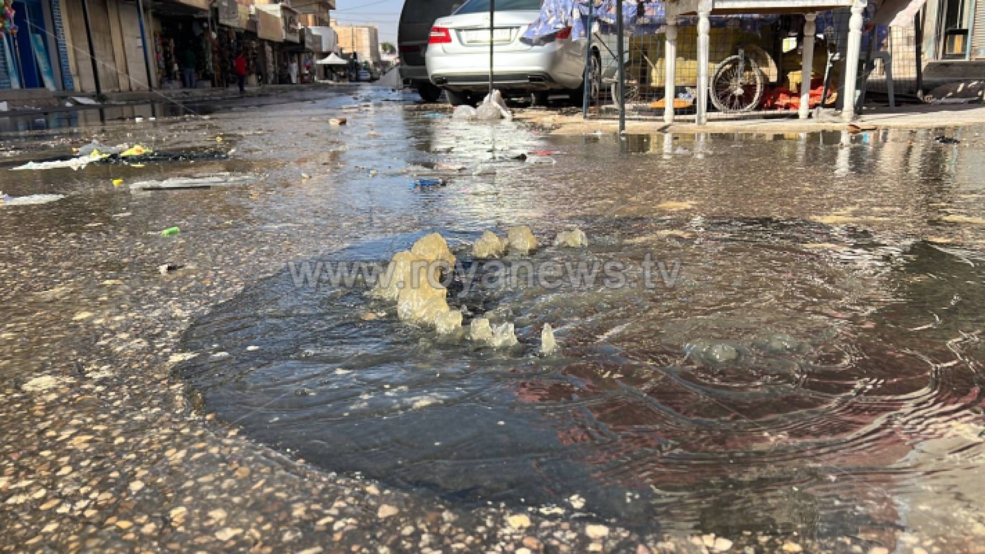 مياه عادمة تتوسط السوق التجاري في المفرق
