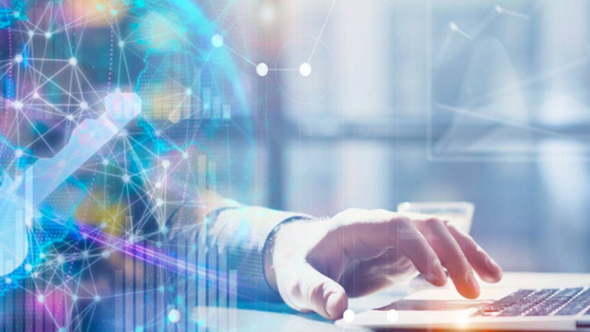 شخص يستخدم جهاز كمبيوتر