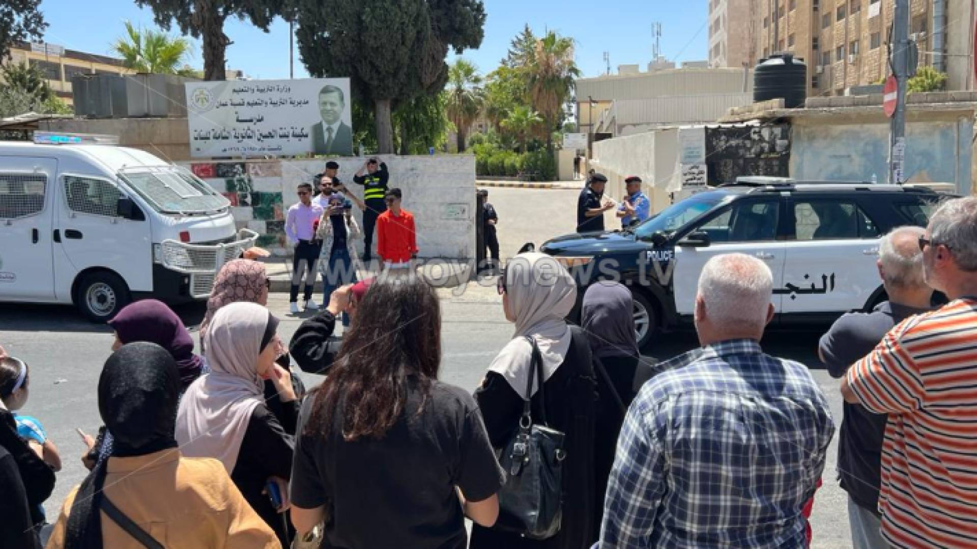 أمام إحدى قاعات الامتحان