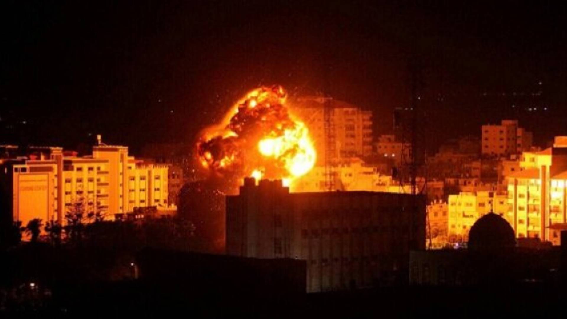 طيران الاحتلال يقصف مواقع في مدن فلسطينية "أرشيفية"