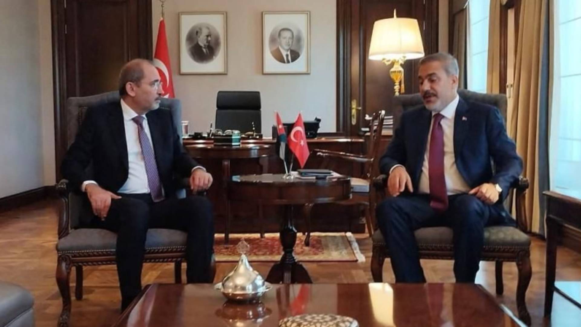 رئيس الوزراء ووزير الخارجية وشؤون المغتربين أيمن الصفدي في لقاء مع نظيره التركي هاكان فيدان