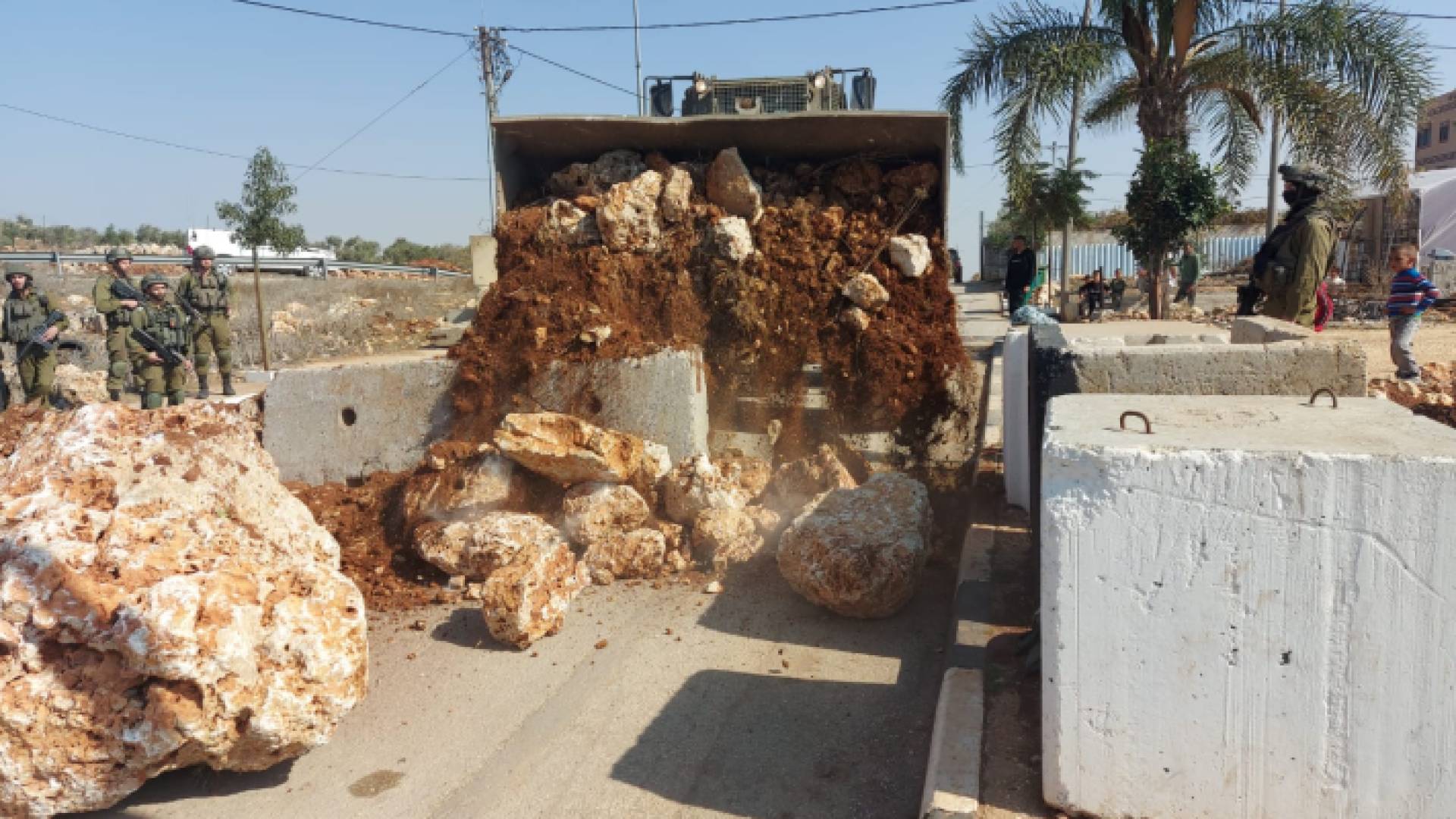 إغلاق الاحتلال مداخل بلدة جنوب نابلس