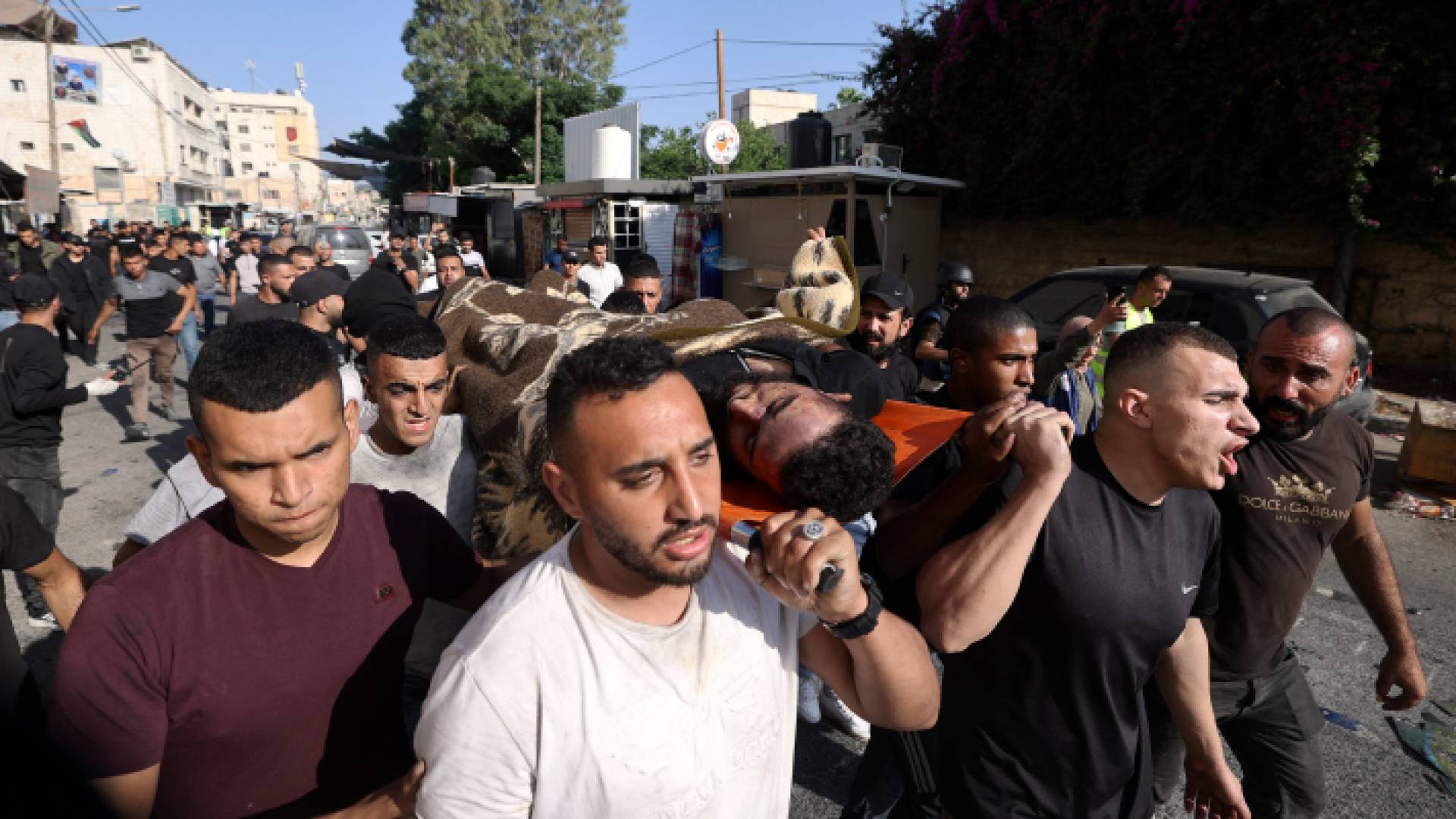 أثناء تشييع جثمان أحد الشهداء