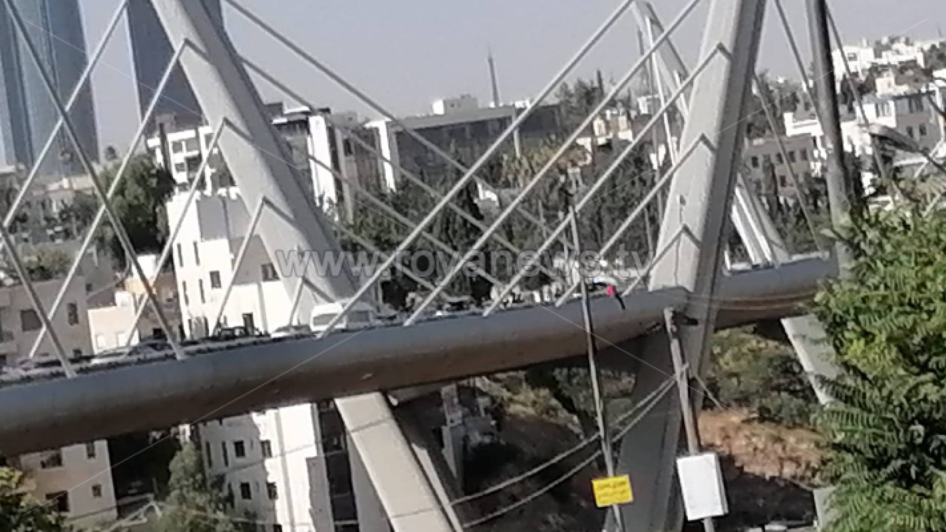 الشخص أثناء محاولته للانتحار من أعلى جسر عبدون