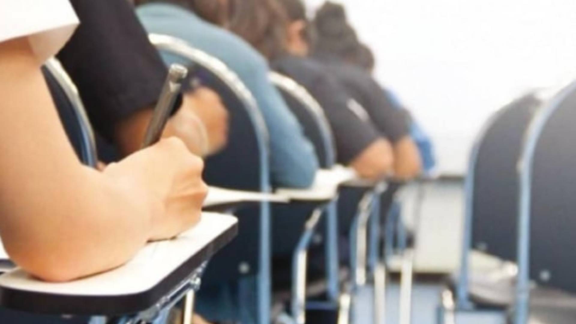 طلبة يؤدون امتحان "تعبيرية"