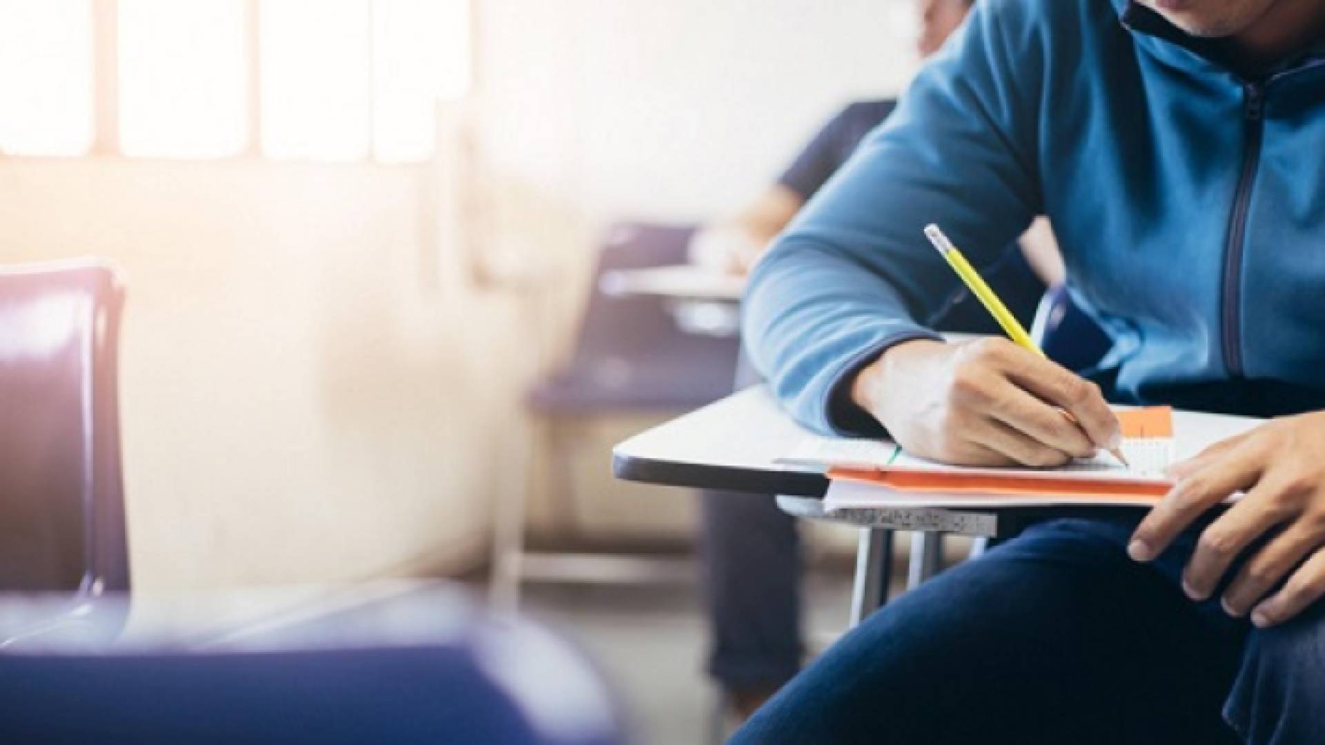 طالب يؤدي امتحان