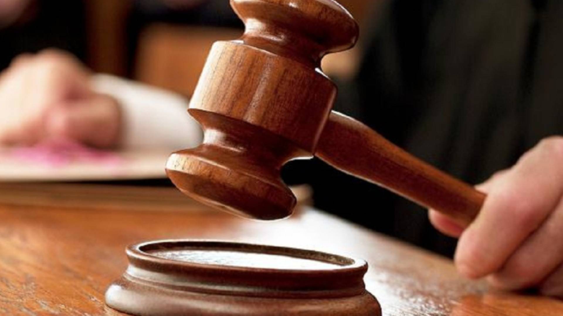 مطرقة قاض وسندان