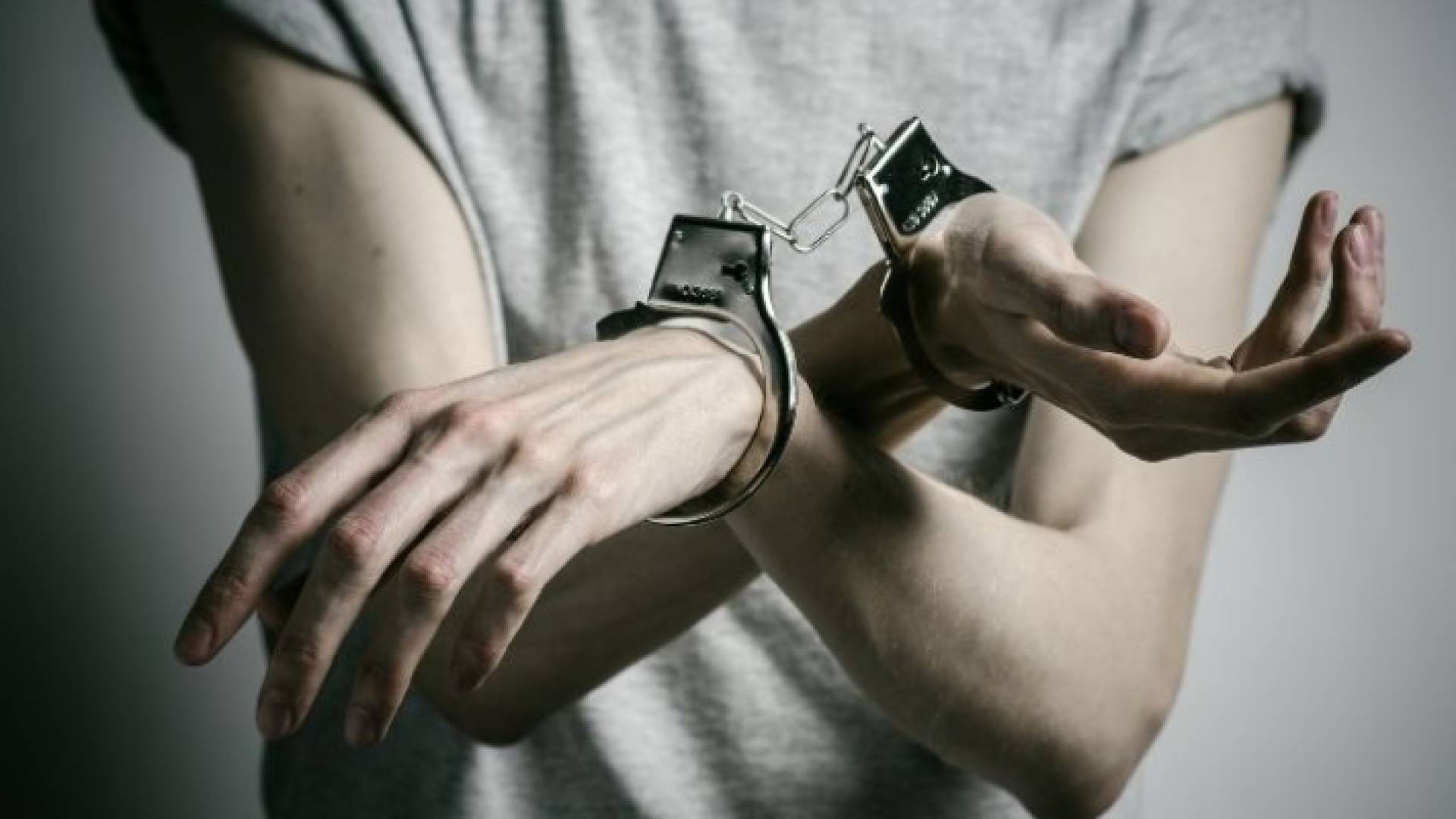 سيدة مكبلة اليدين "تعبيرية"