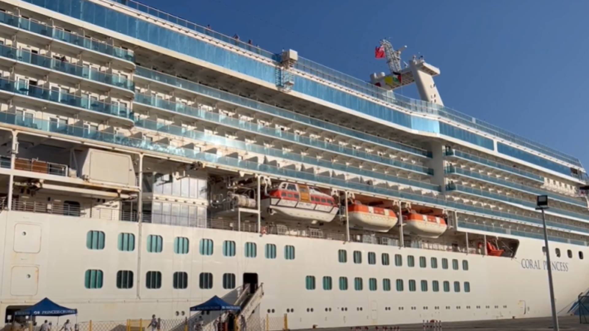 باخرة سياحية