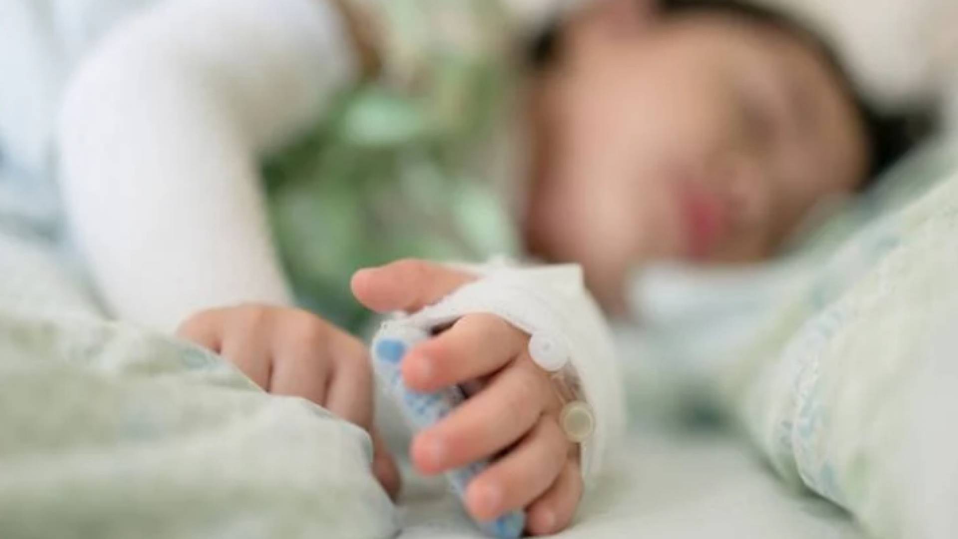 صورة تعبيرية لطفلة على سرير الشفاء