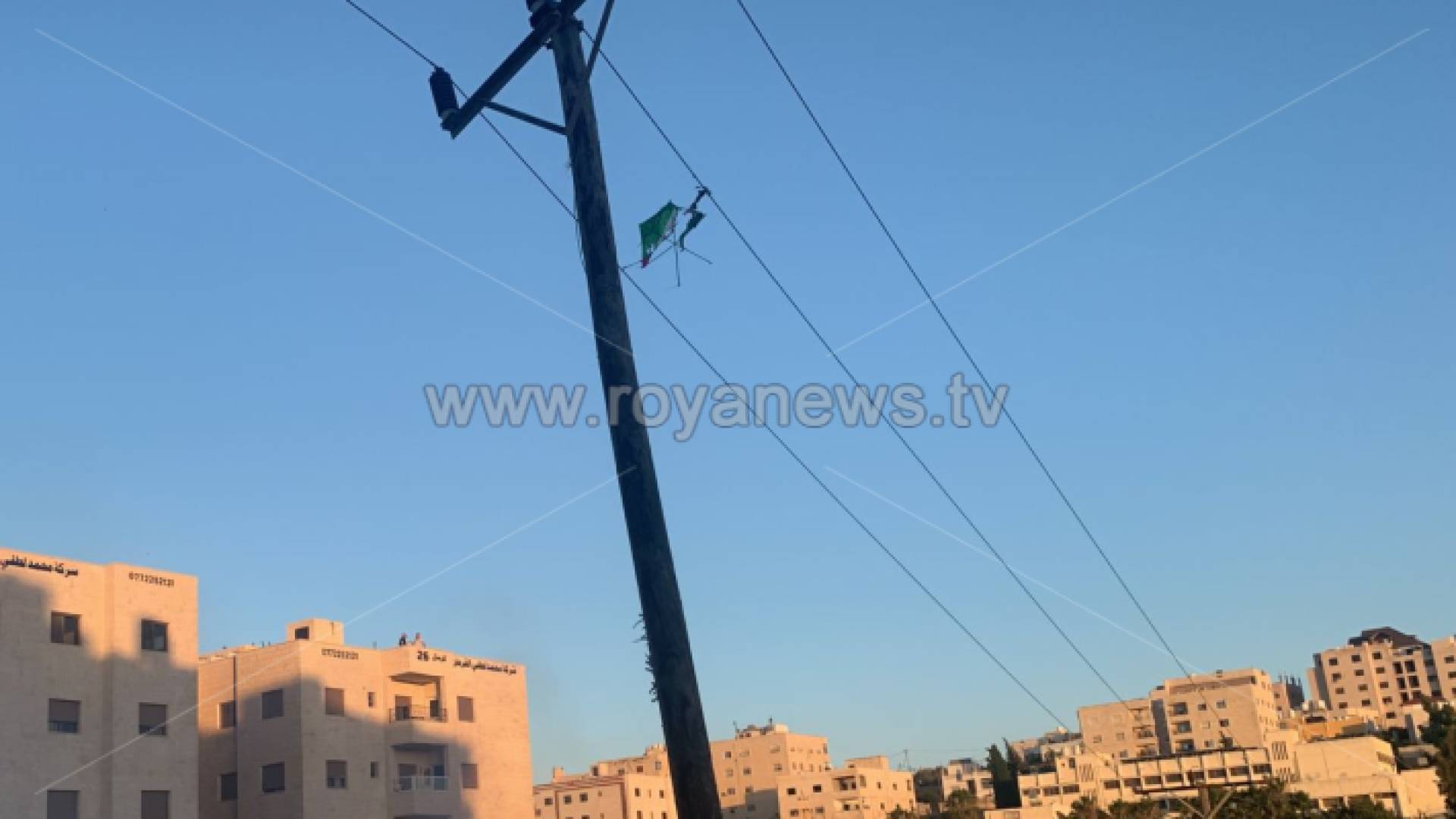 طائرة ورقية عالقة بأسلاك الكهرباء