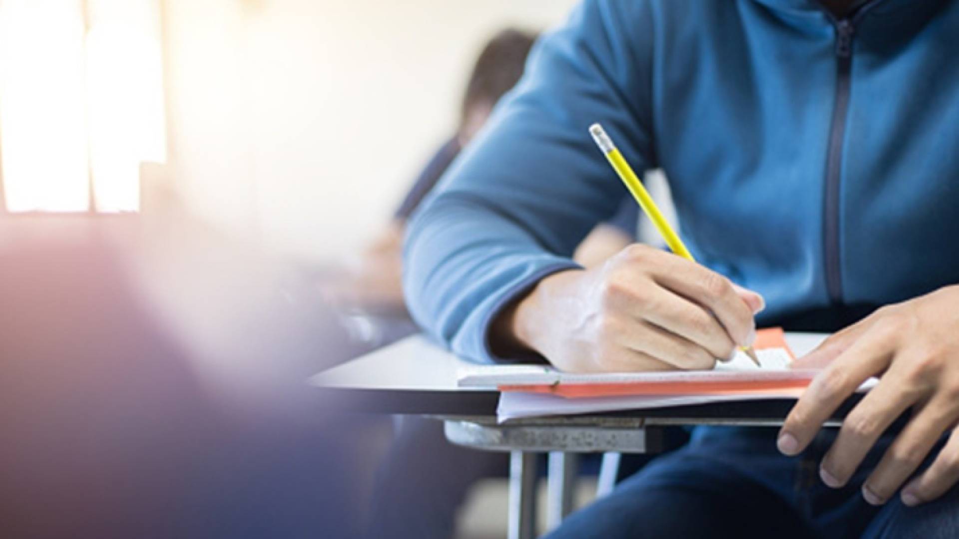 طالب يؤدي الامتحان