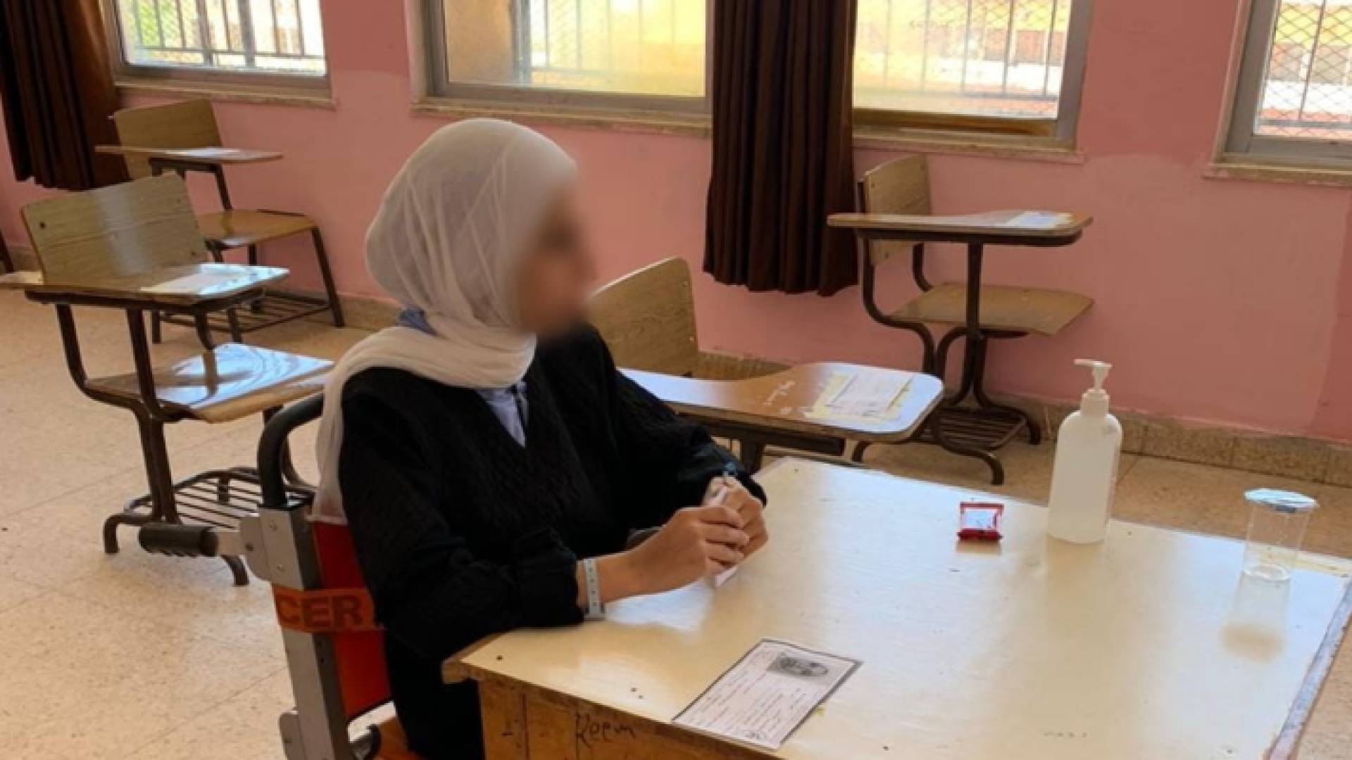 الطالبة بعد نقلها إلى قاعة الامتحان