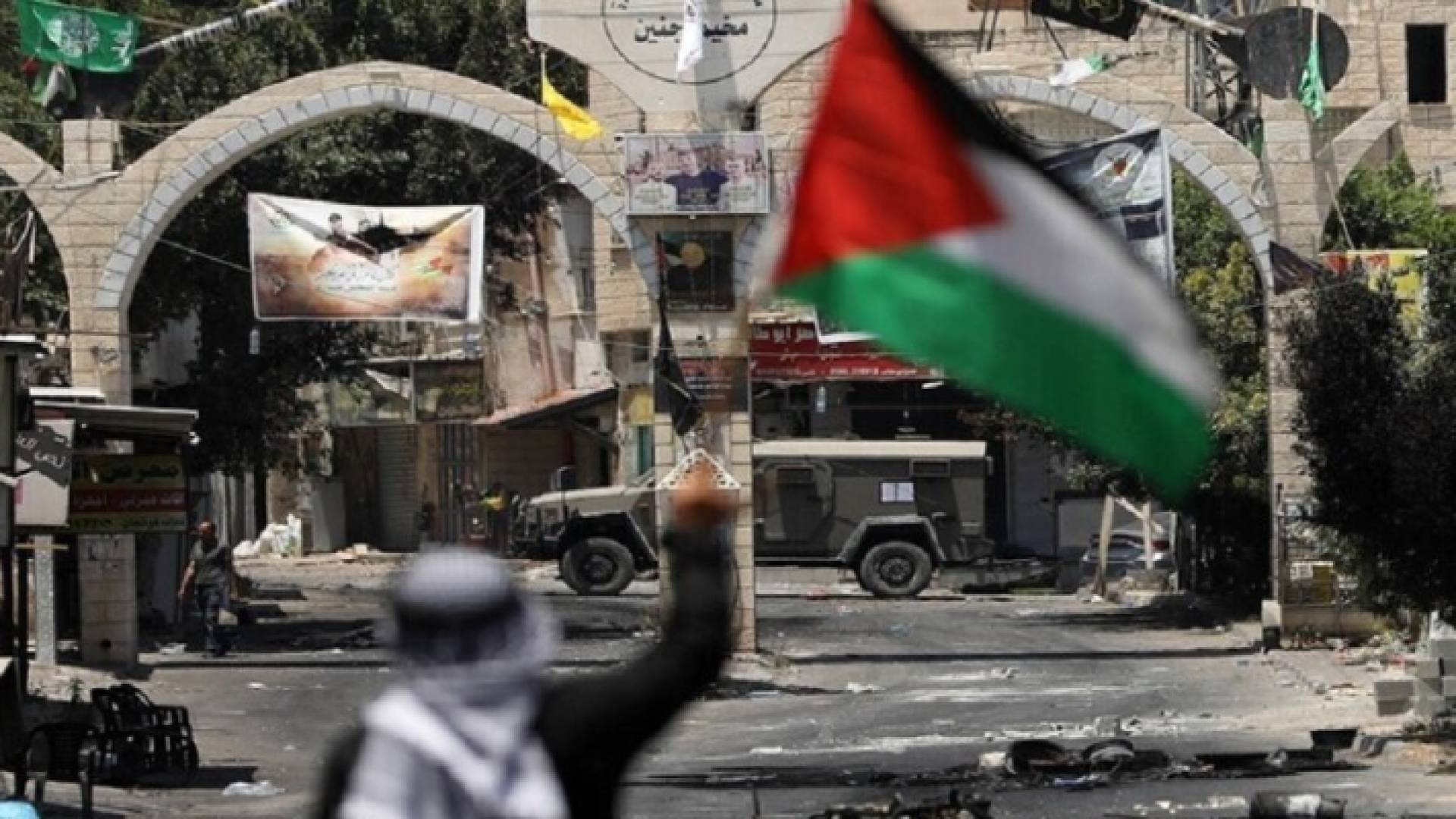 رجل مسن يحمل علم فلسطين