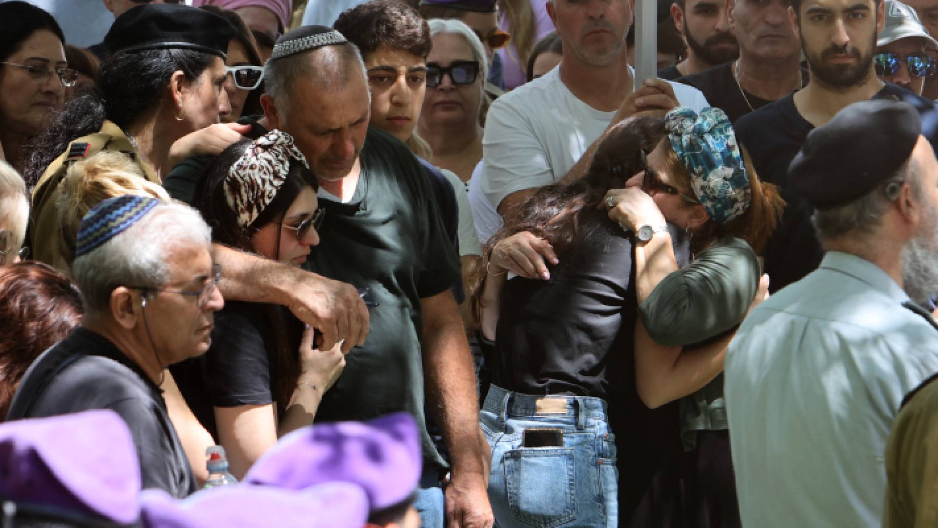 مستوطنون أثناء التشييع