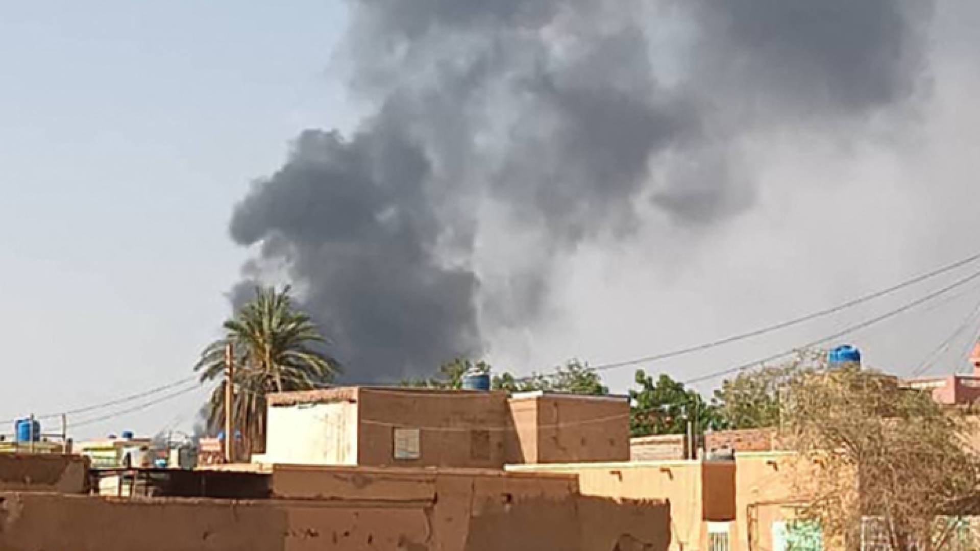 أعمدة دخات تتصاعد جراء الانفجارات في إحدى المدن السودانية