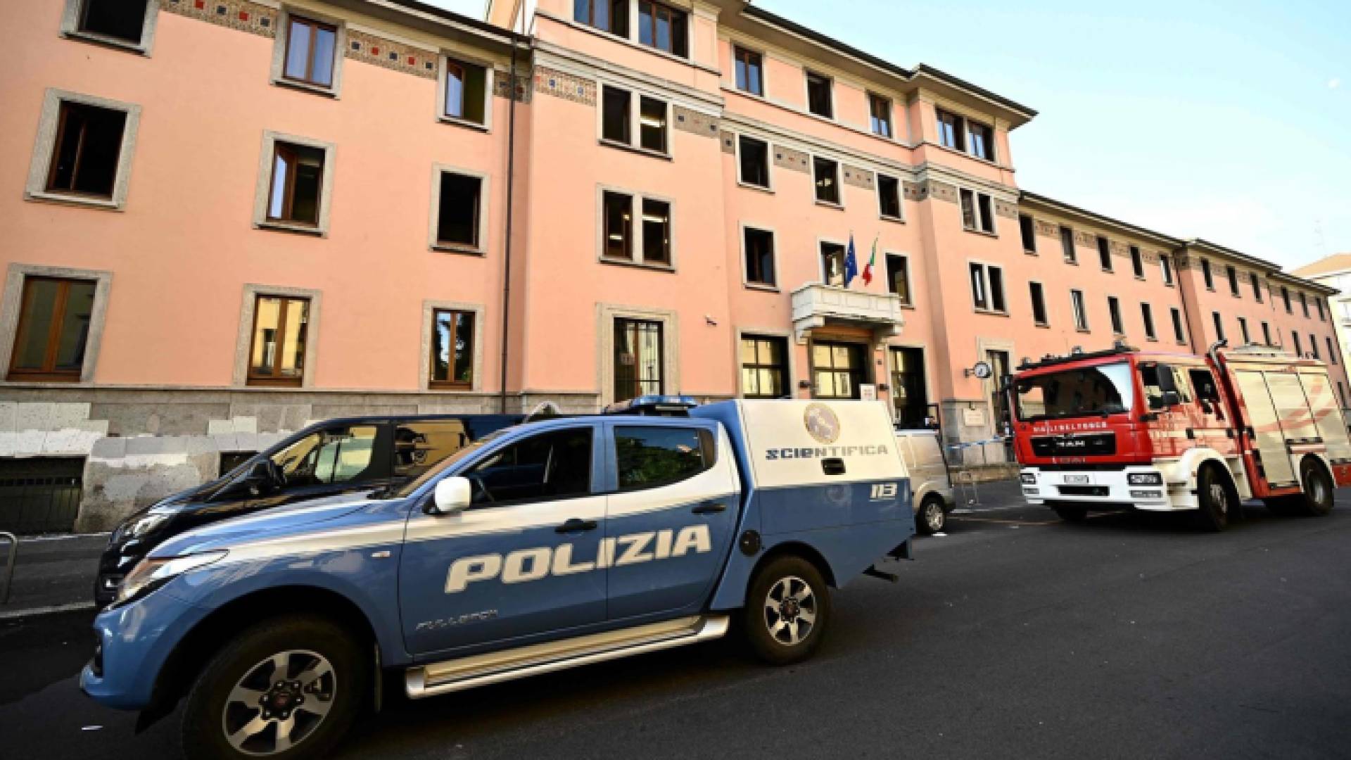 وصول فرق الانقاذ للمبنى