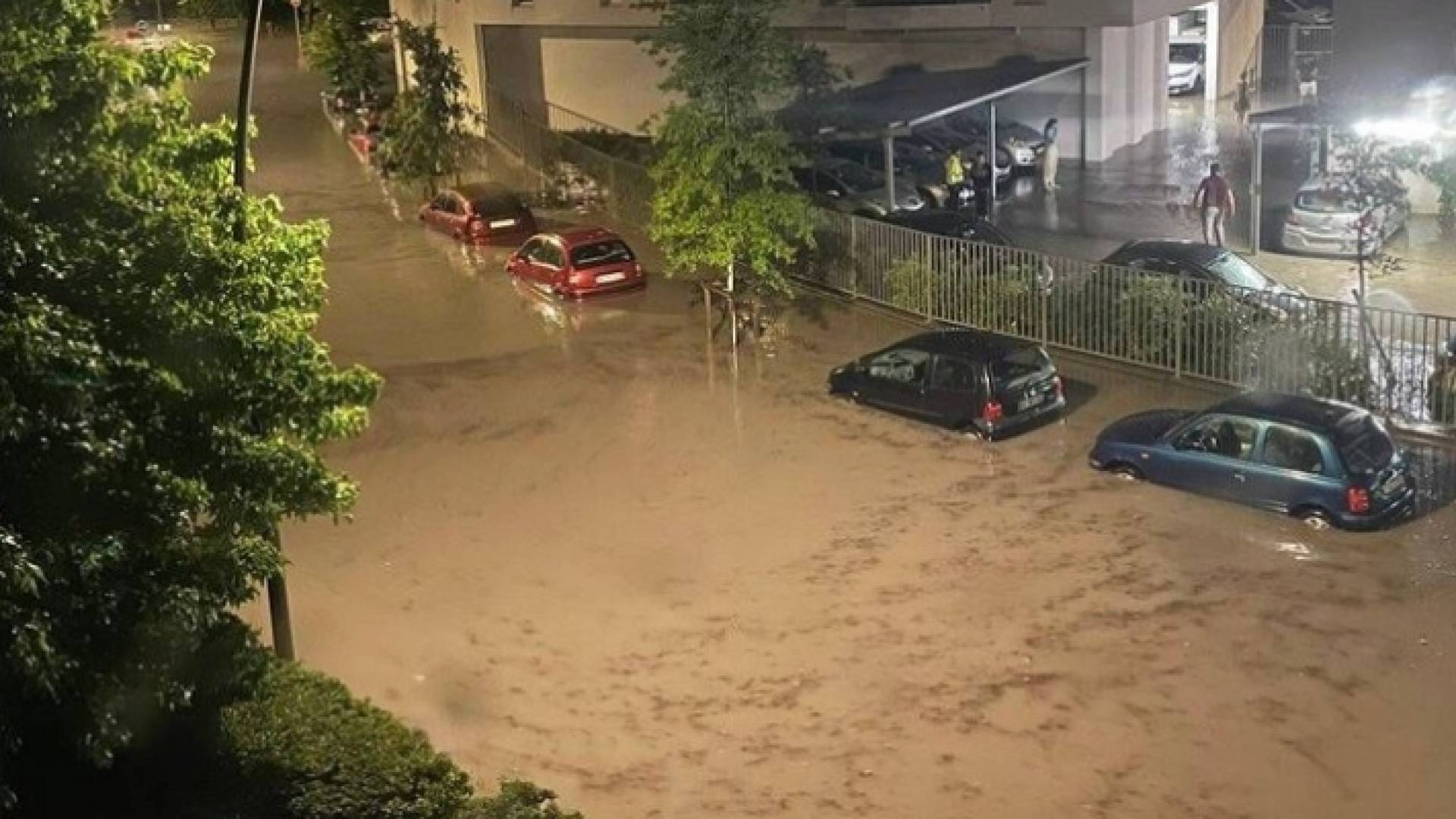 فيضانات تجتاح أحد شوارع إسبانيا