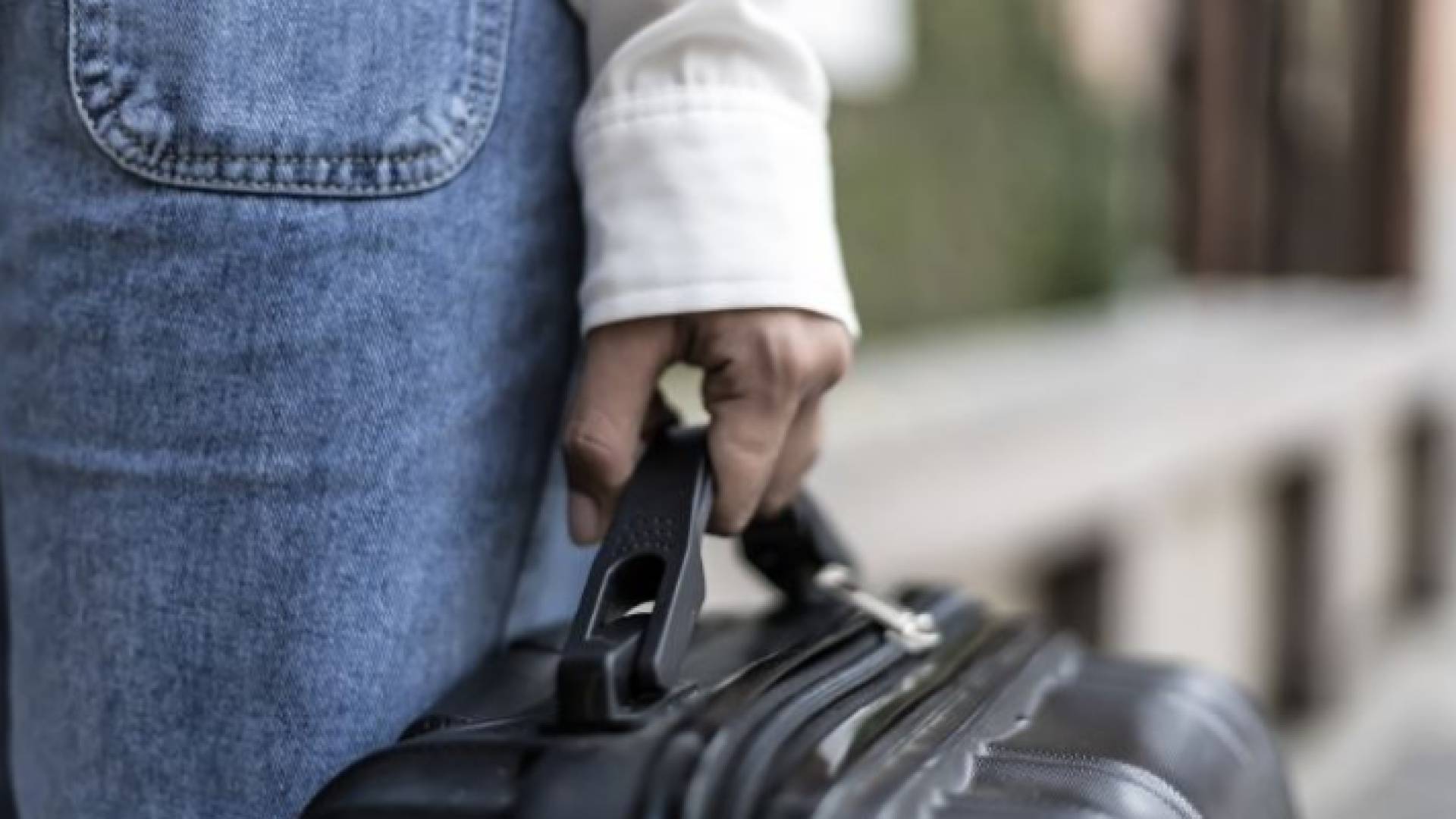 سيدة تحمل حقيبة سفر "تعبيرية"