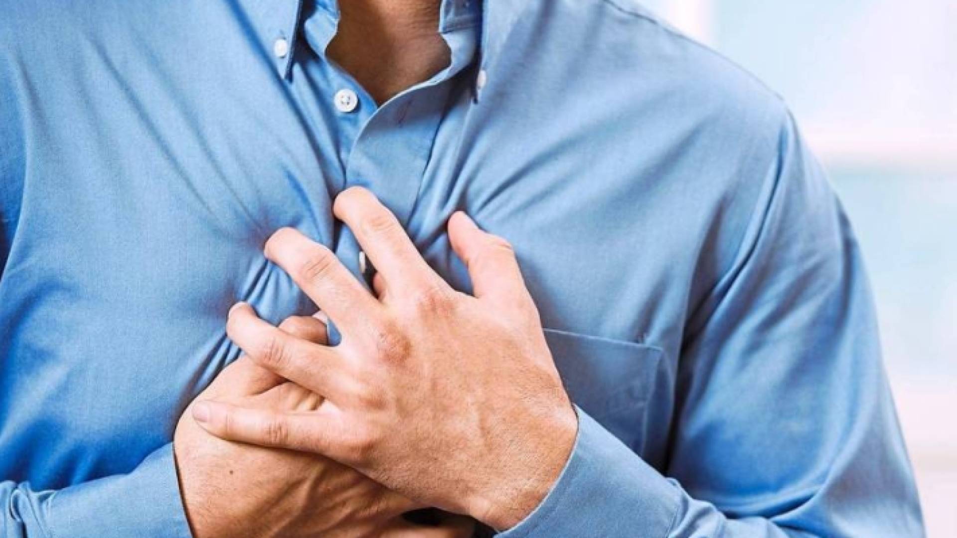 صورة تعبيرية لشخص تعرض لأزمة قلبية