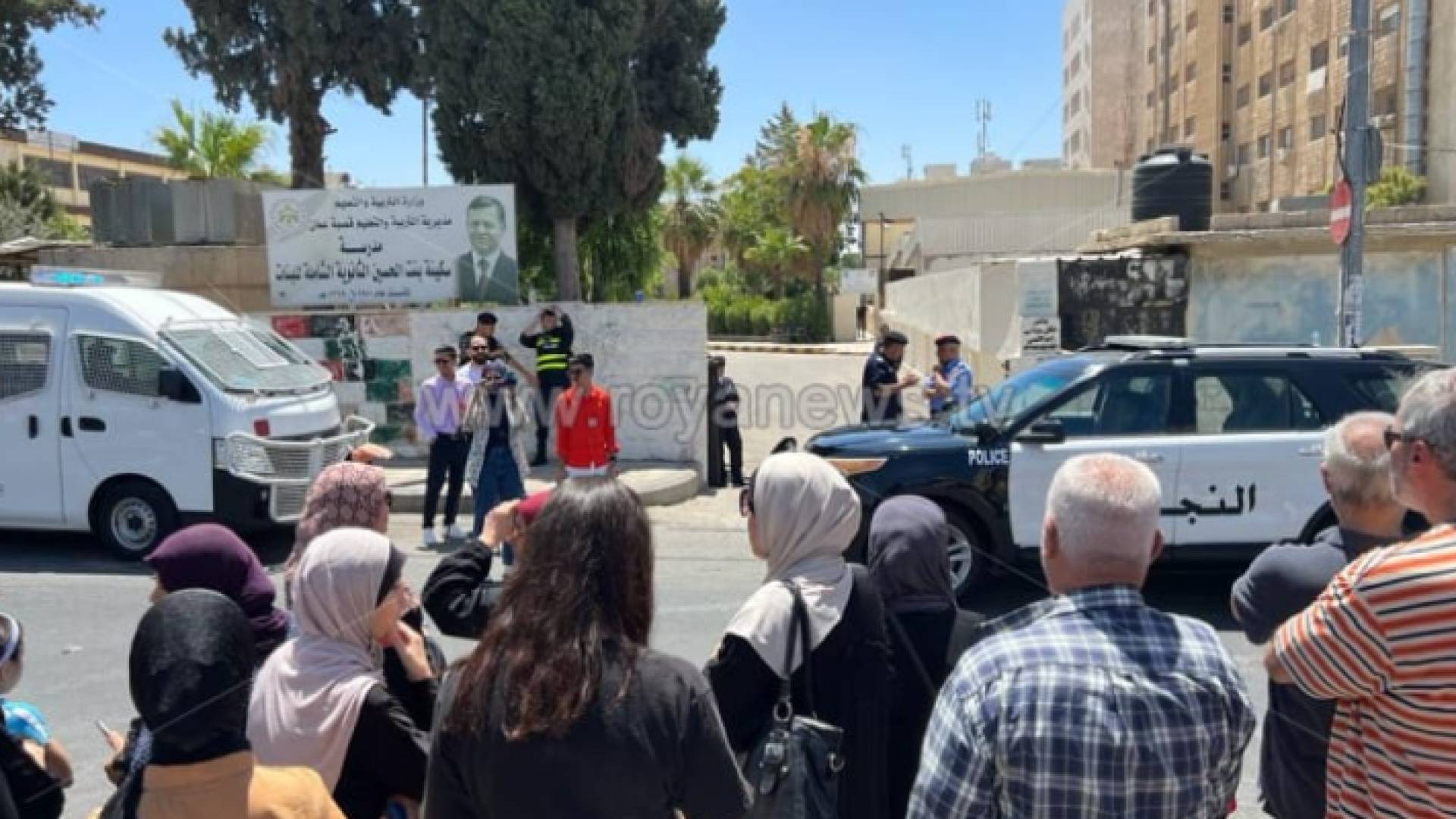 ذوو طلبة توجيهي أمام إحدى المدارس