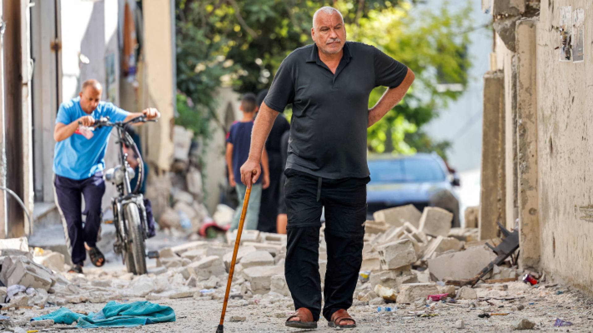 فلسطيني في مخيم جنين