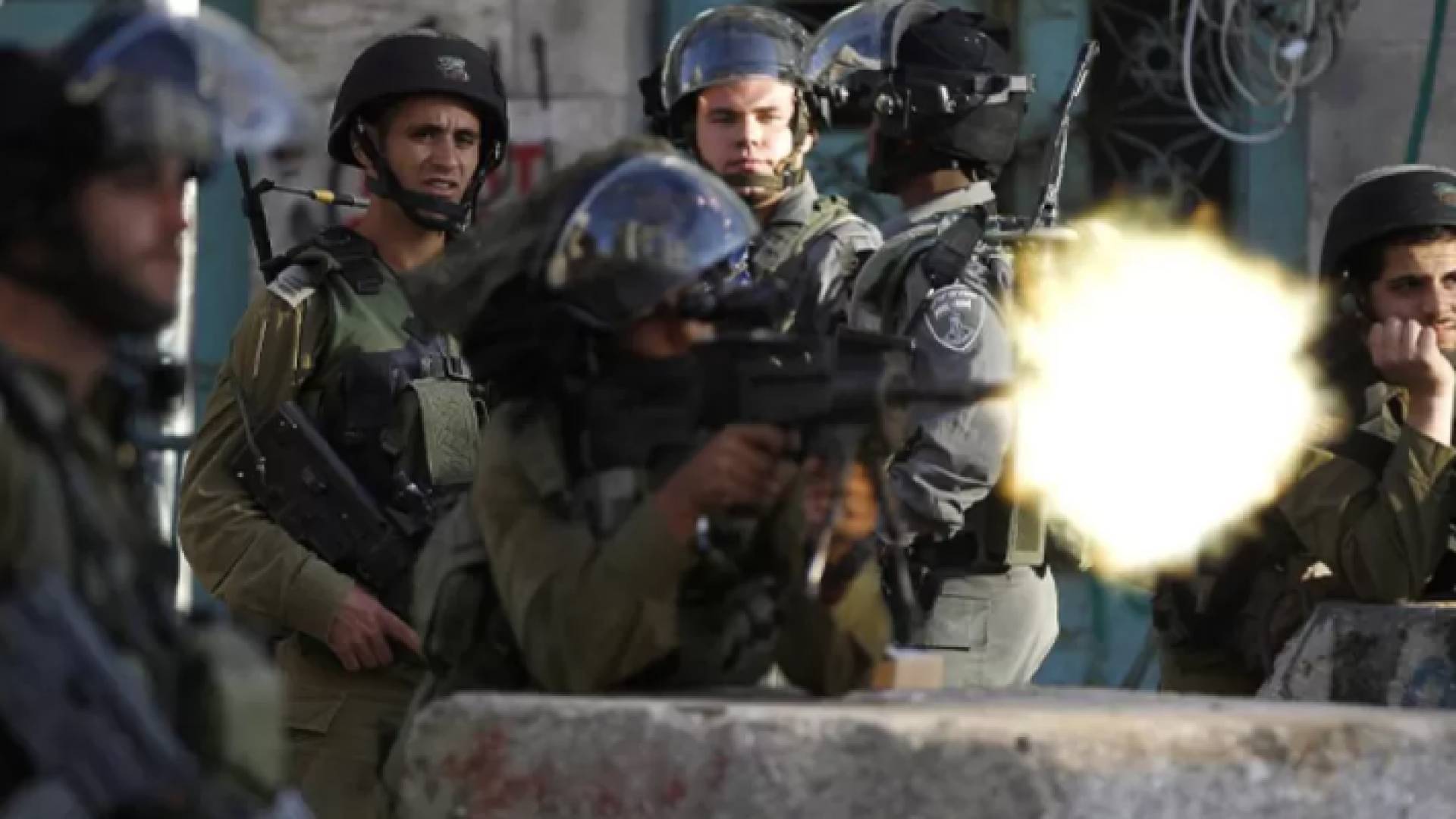 جيش الاحتلال أثناء إطلاق النار صوب الفلسطينيين