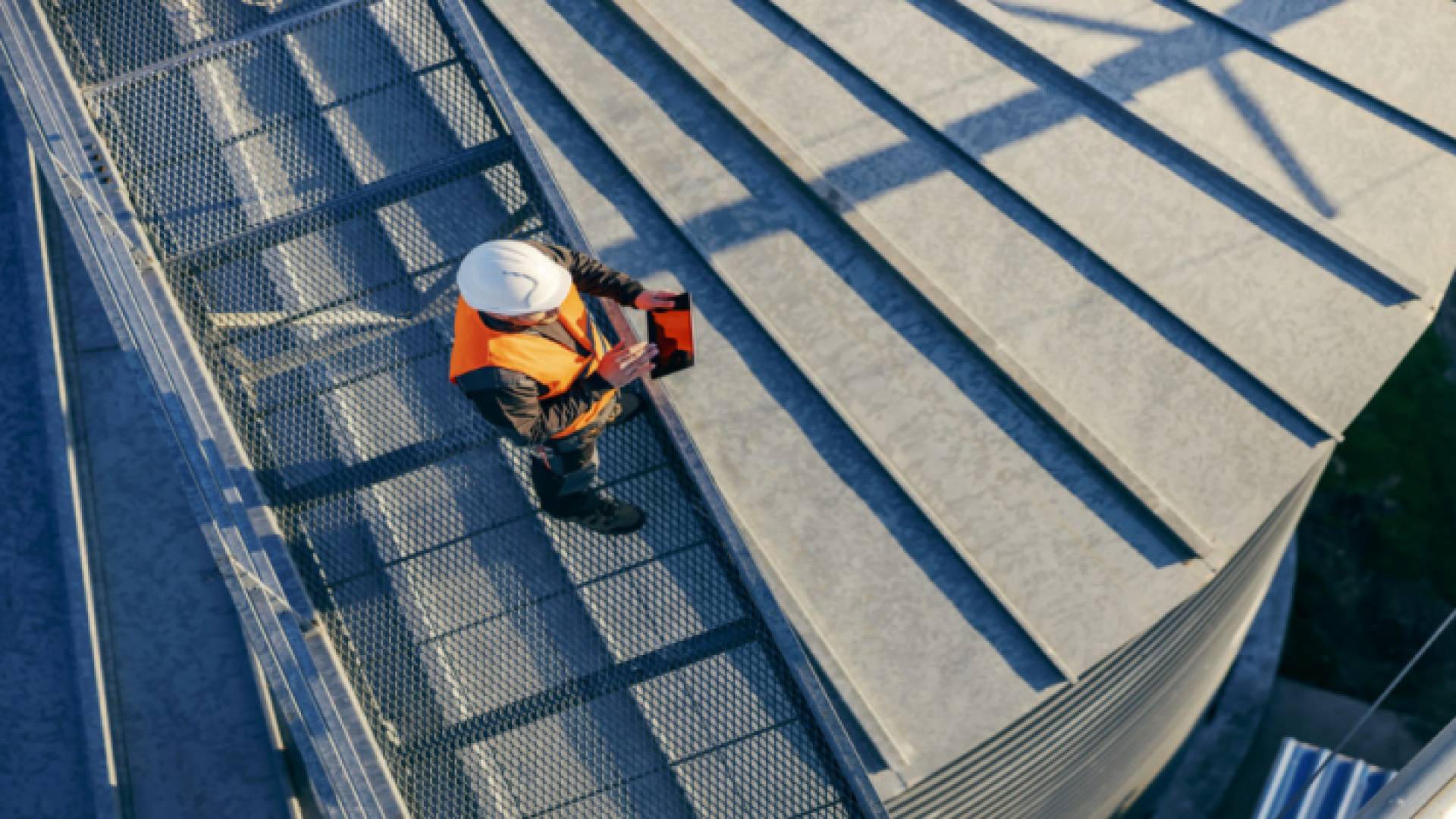 عامل في إحدى المنشآت