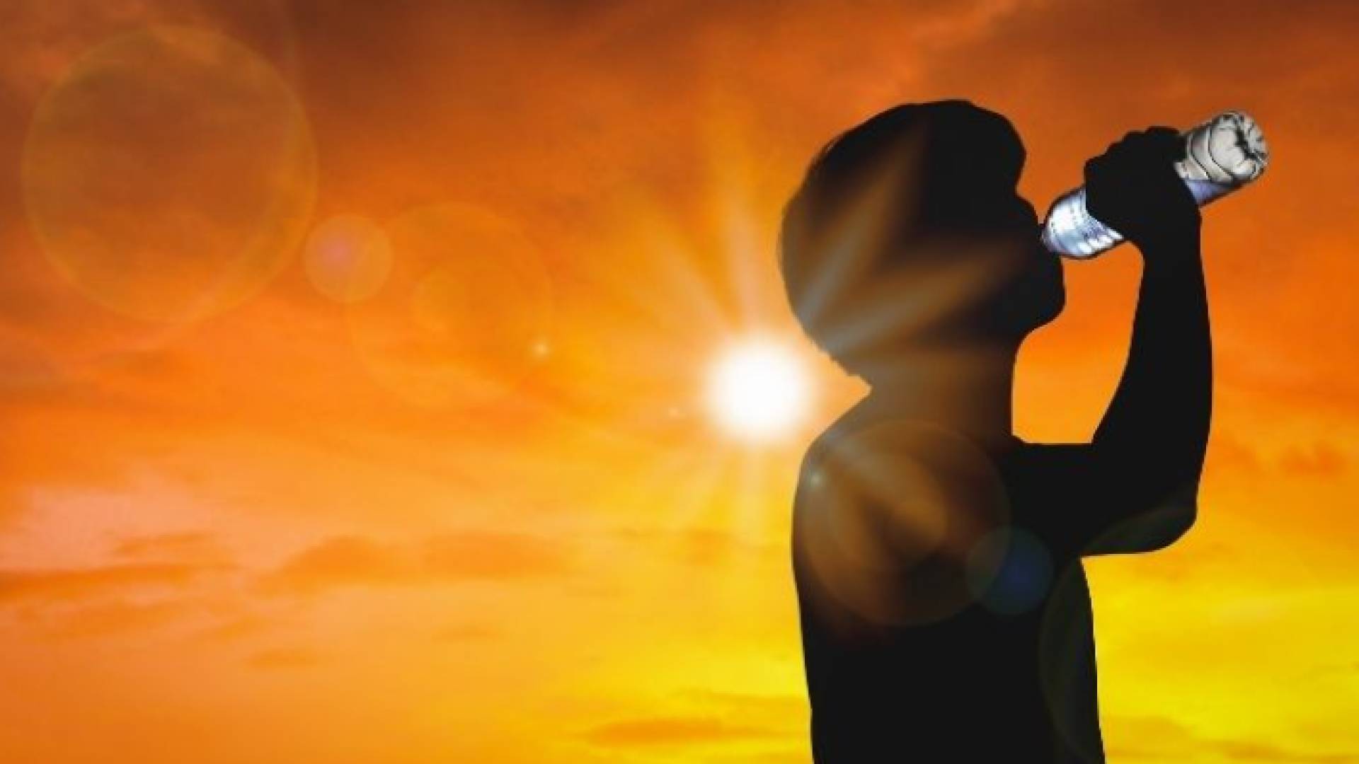 شخص يشرب الماء في ظل ارتفاع درجات الحرارة "تعبيرية"