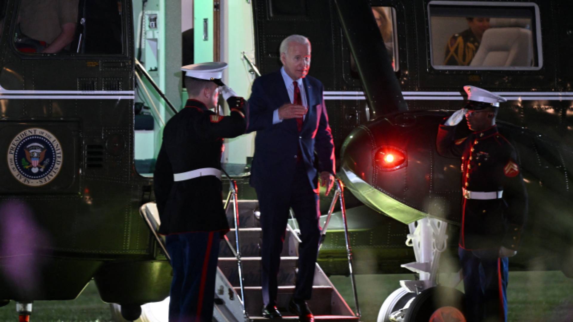 الرئيس الأمريكي جو بايدن أثناء وصوله إلى بريطانيا