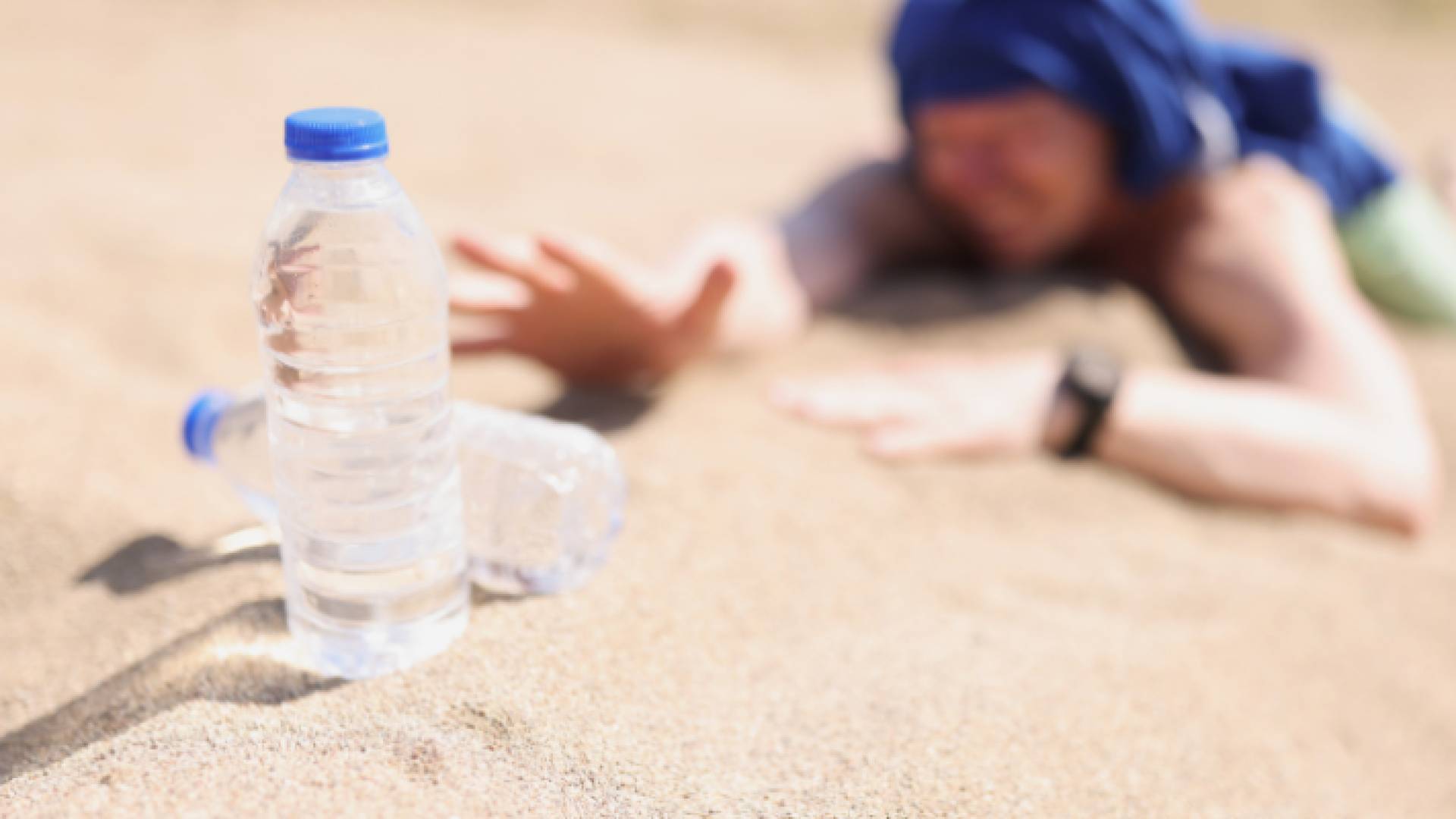 شخص يعاني من العطش في أجواء حارة - تعبيرية