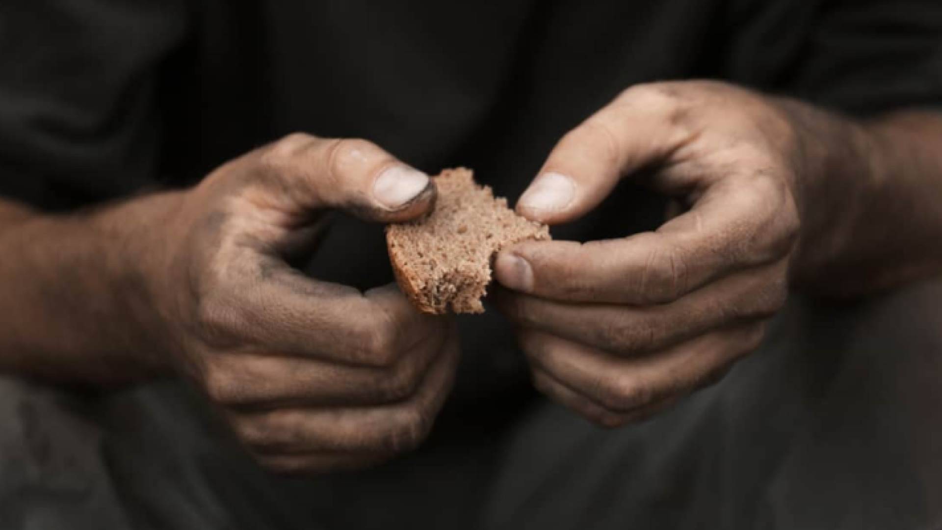 شخص يحمل قطعة خبر