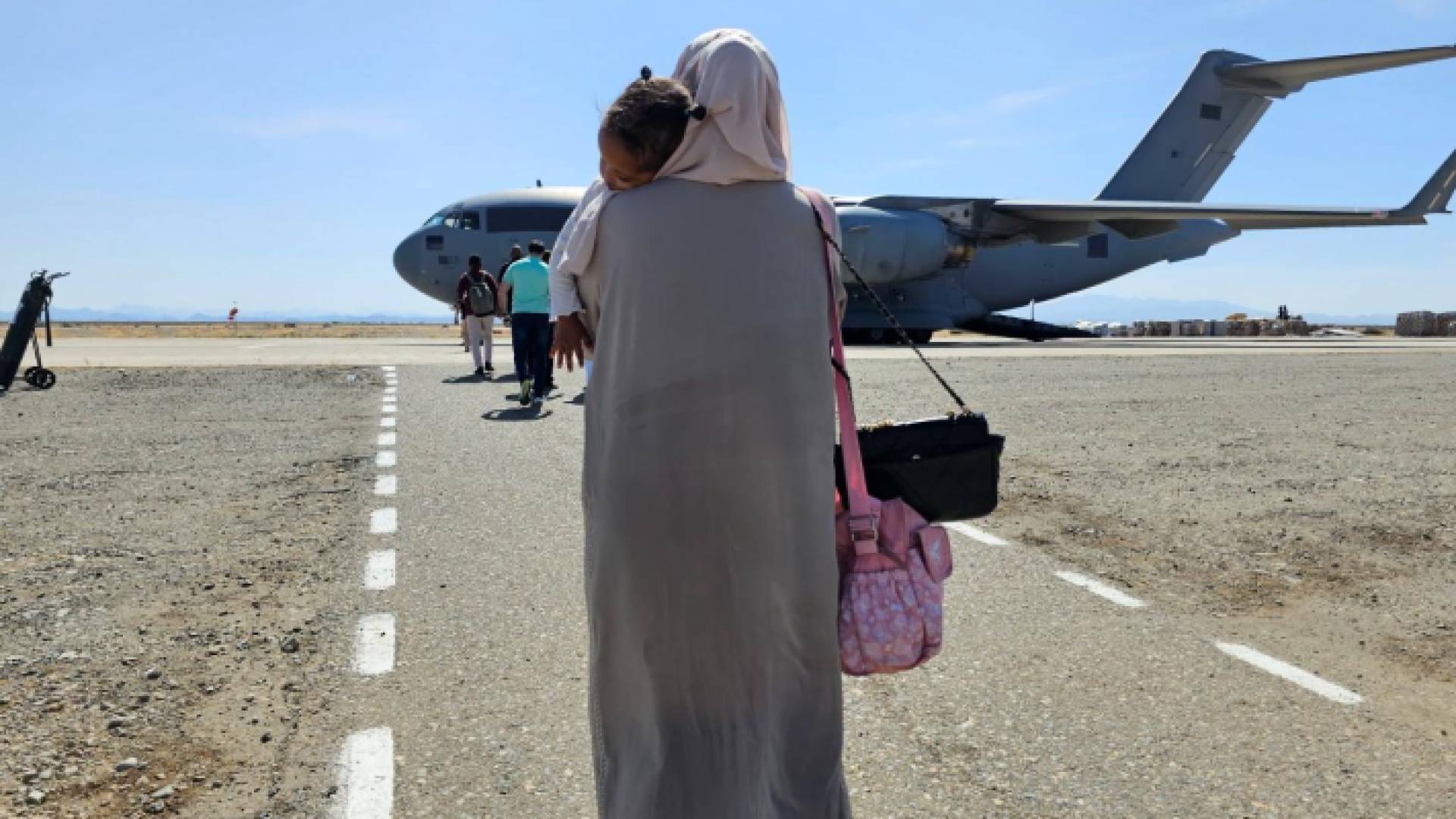 سودانيون في مطار بورتسودان