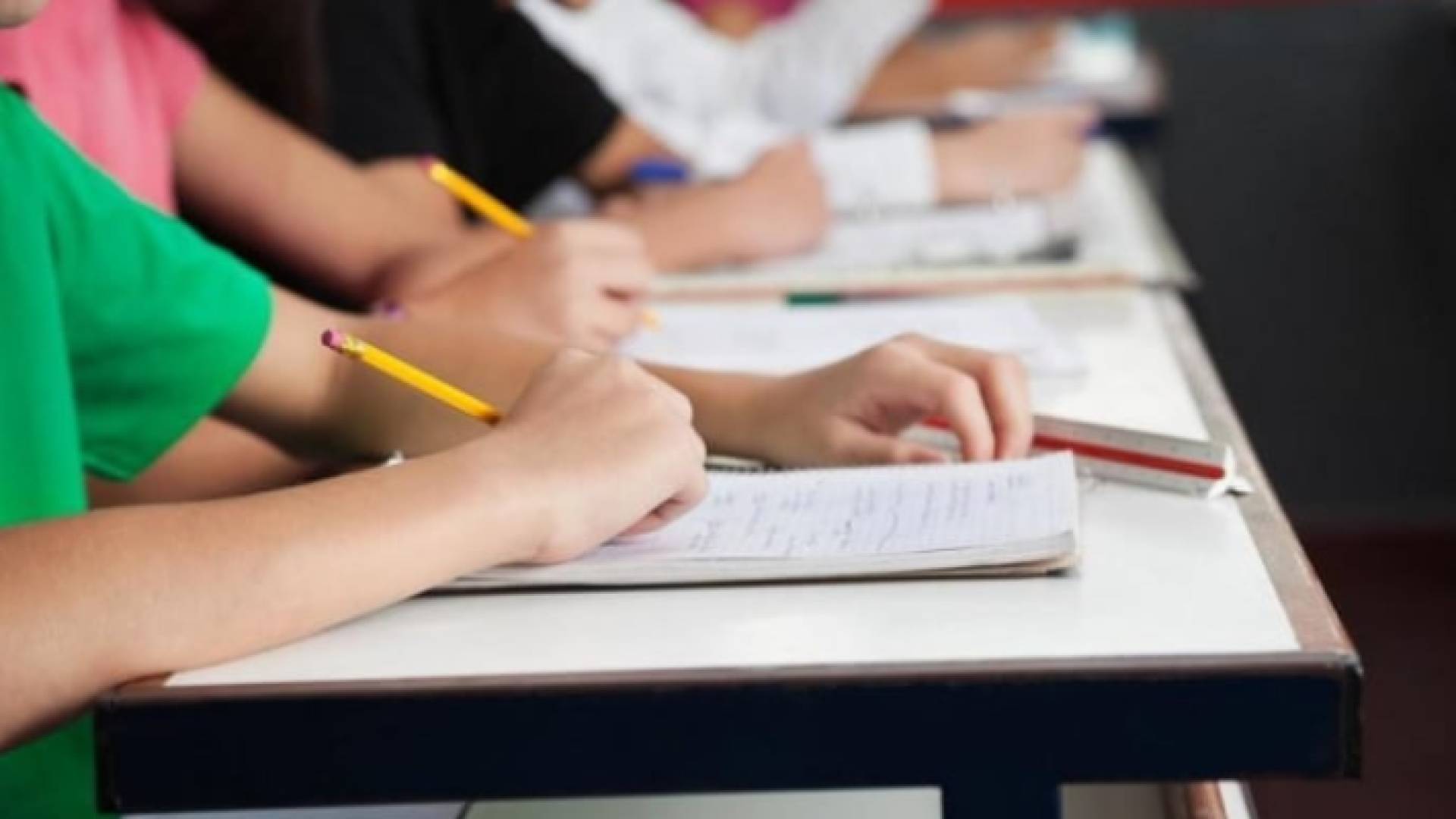 طلبة يؤدون امتحان