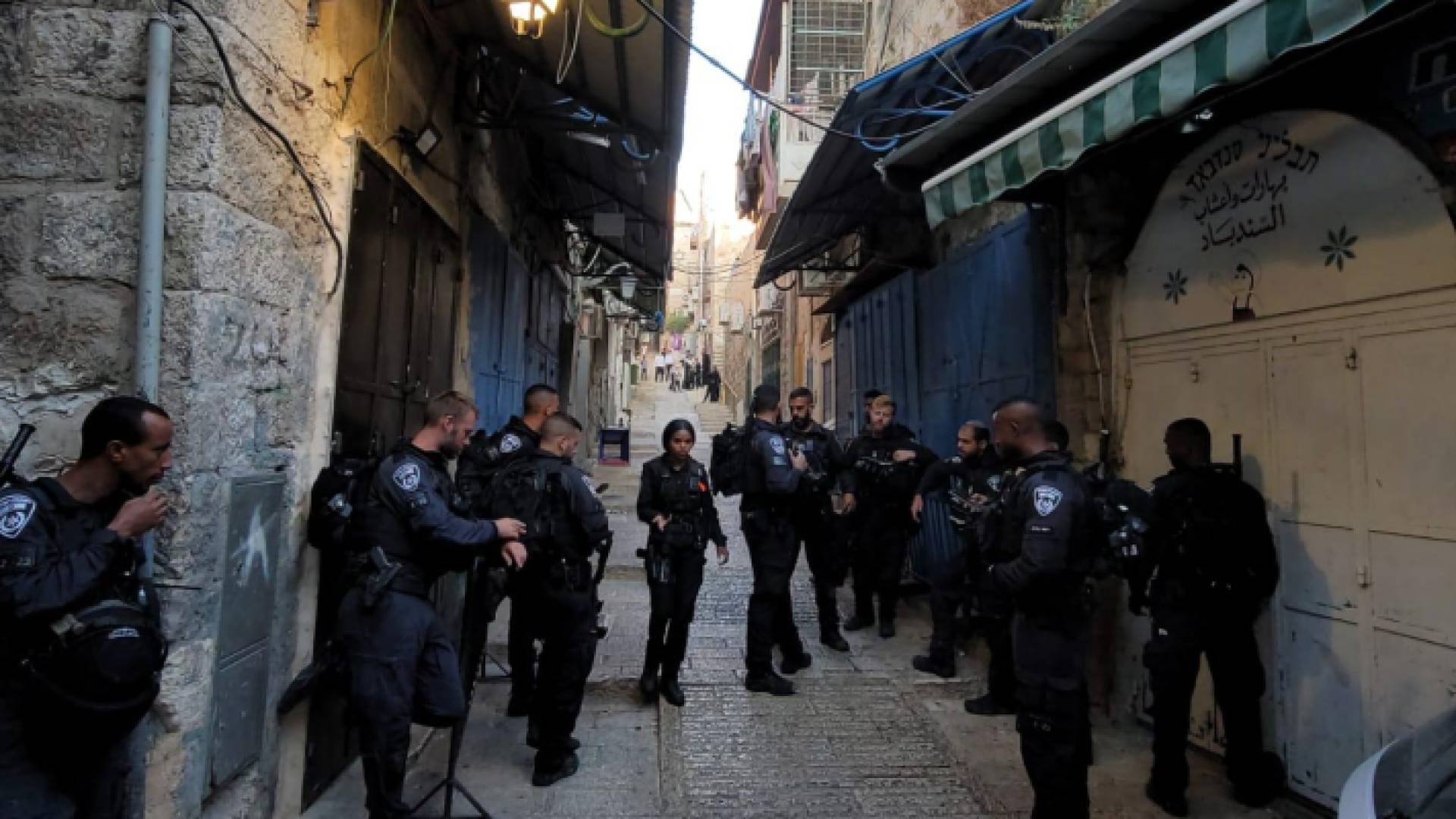 جيش الاحتلال أمام منزل عائلة صب لبن في البلدة القديمة